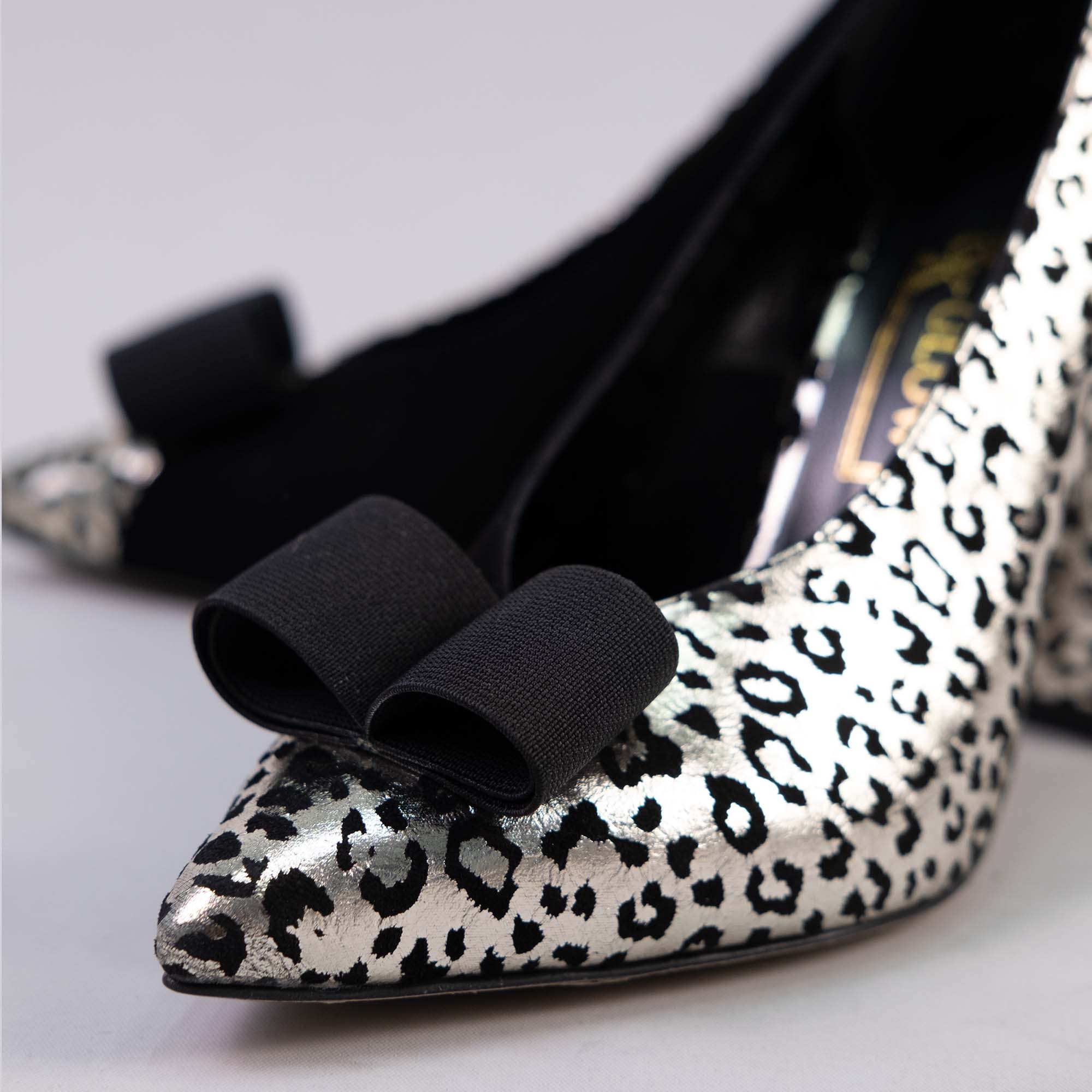 Siyah Süet Gold Leopar Detaylı Stiletto