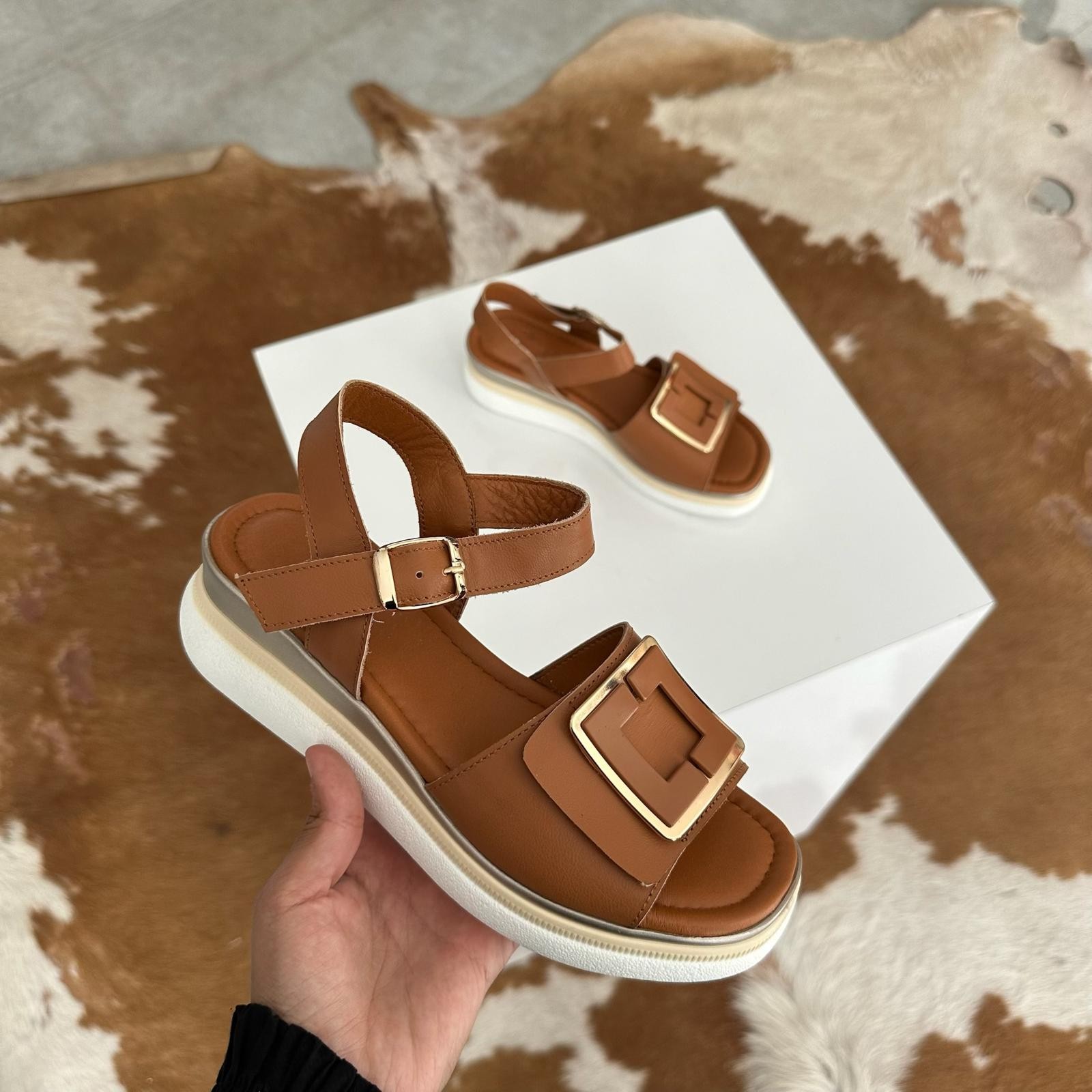 Hakiki Deri Gold Tokalı Sandalet - Taba