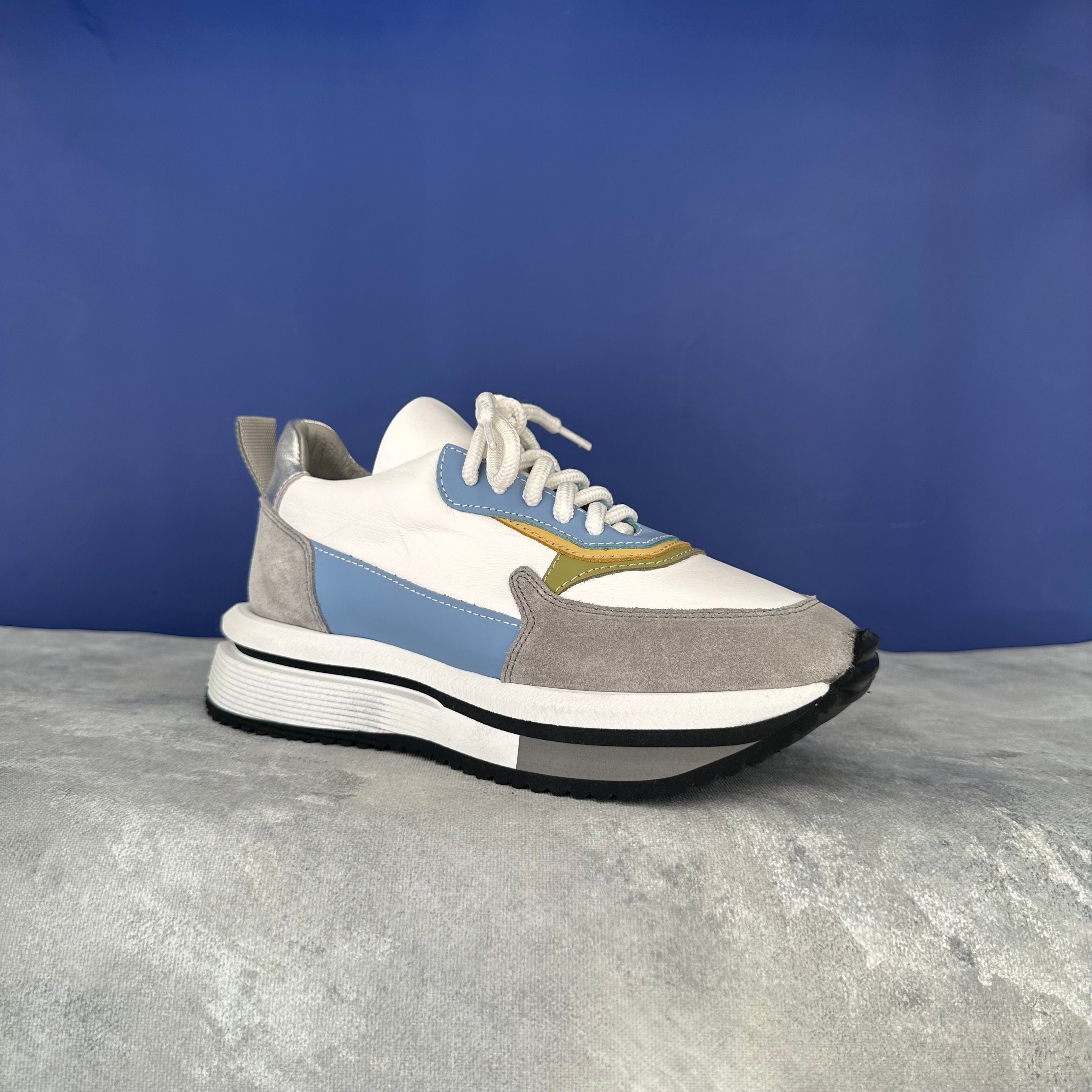 Beyaz Gri Hafif Tabanlı Sneaker