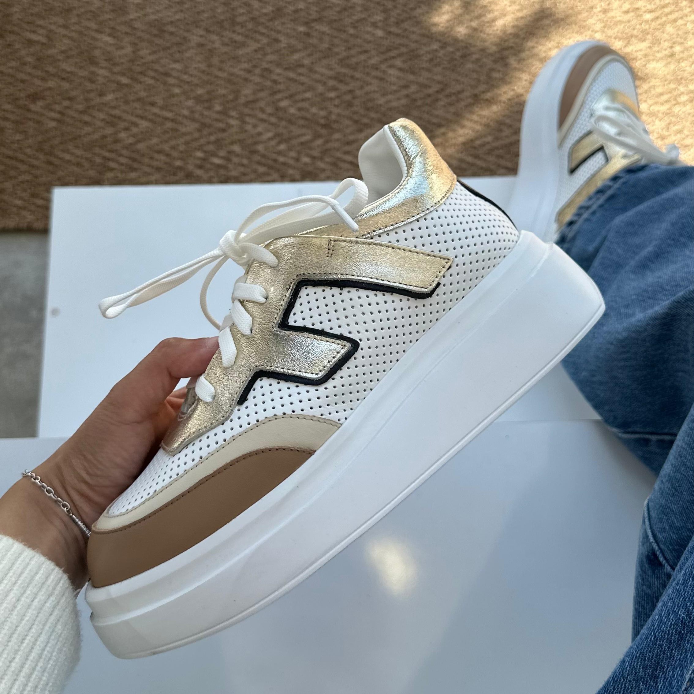 Gold Detaylı Sneaker