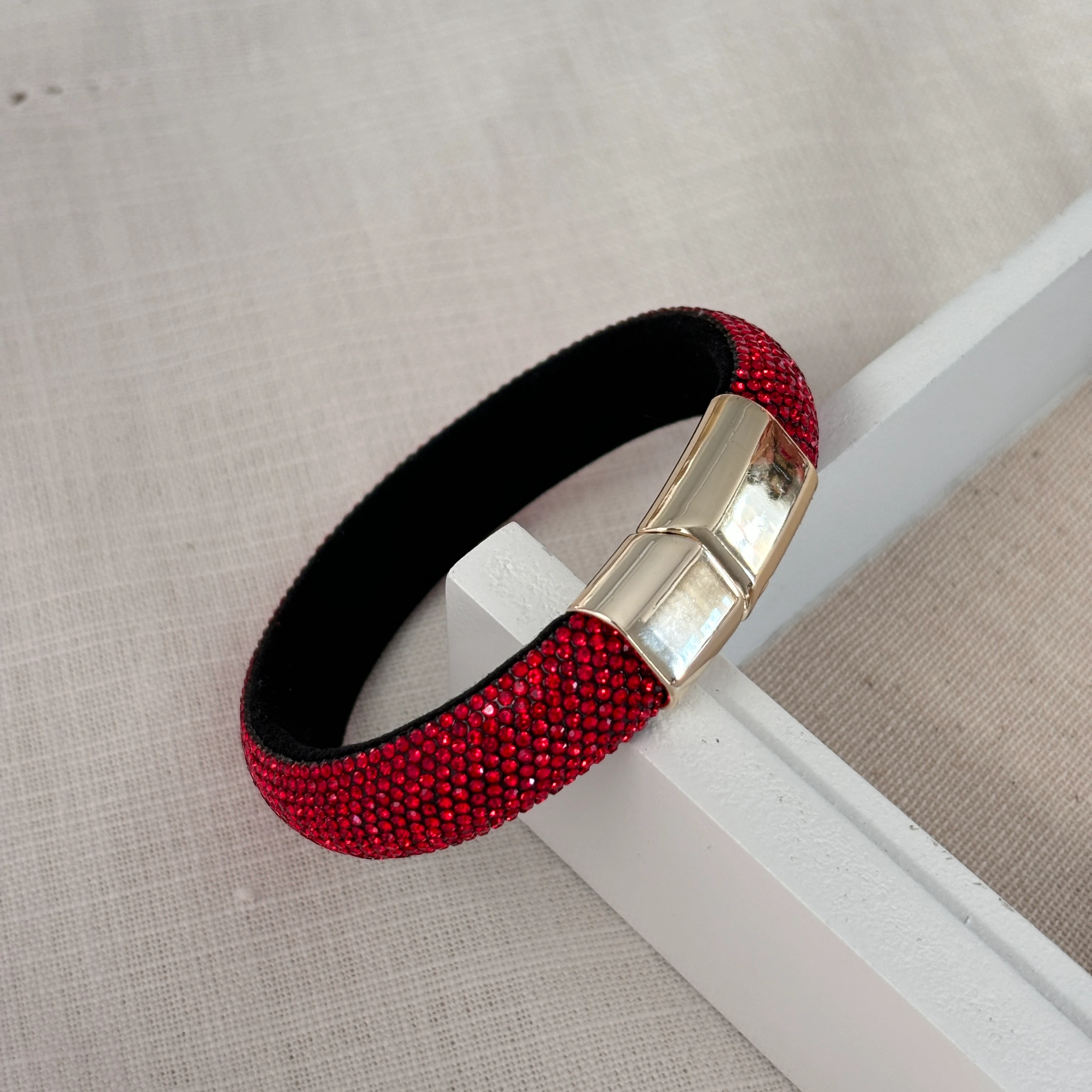 İTHAL MIKNATISLI KIRMIZI BİLEZİK