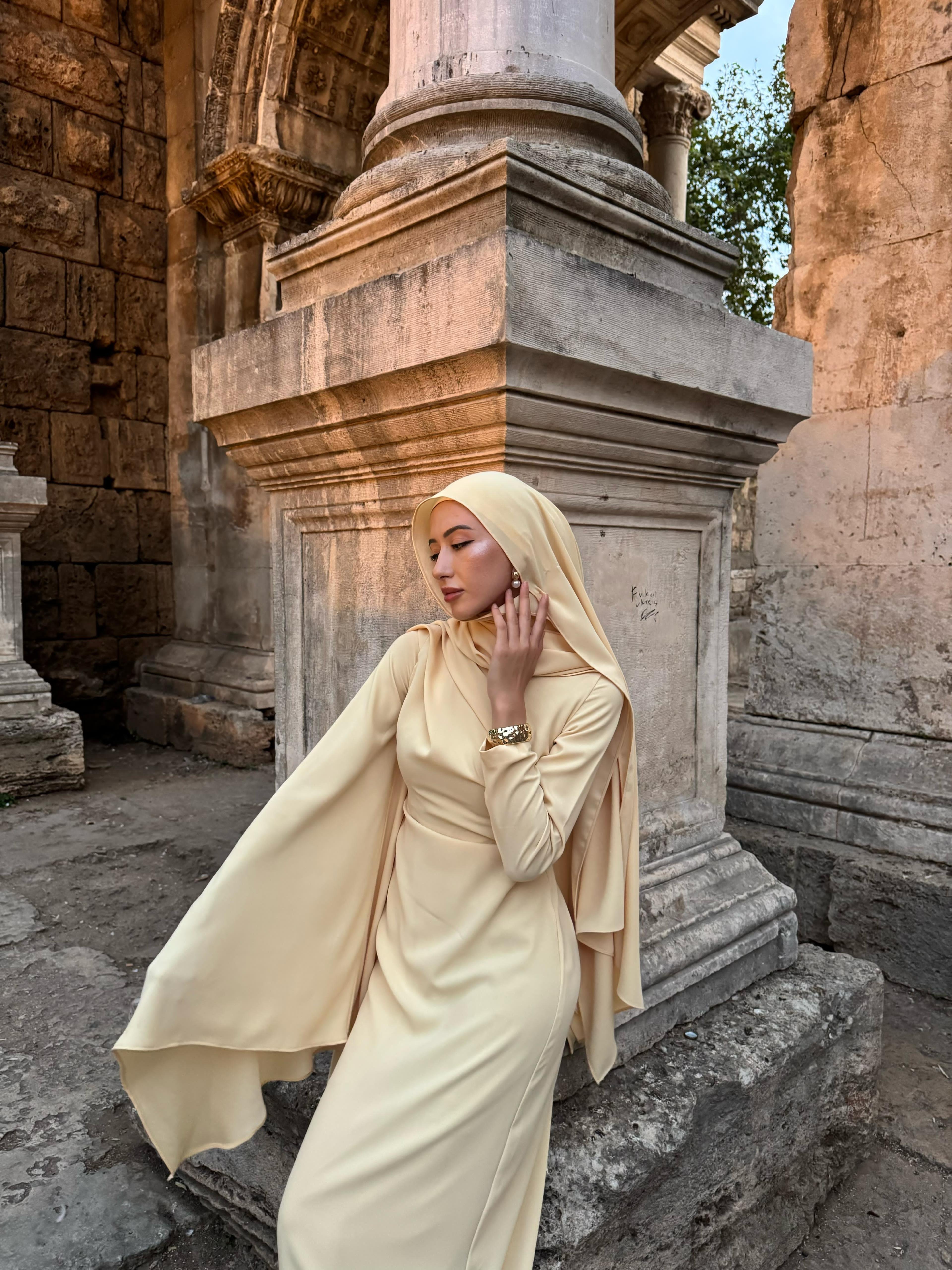 Elena Sarı