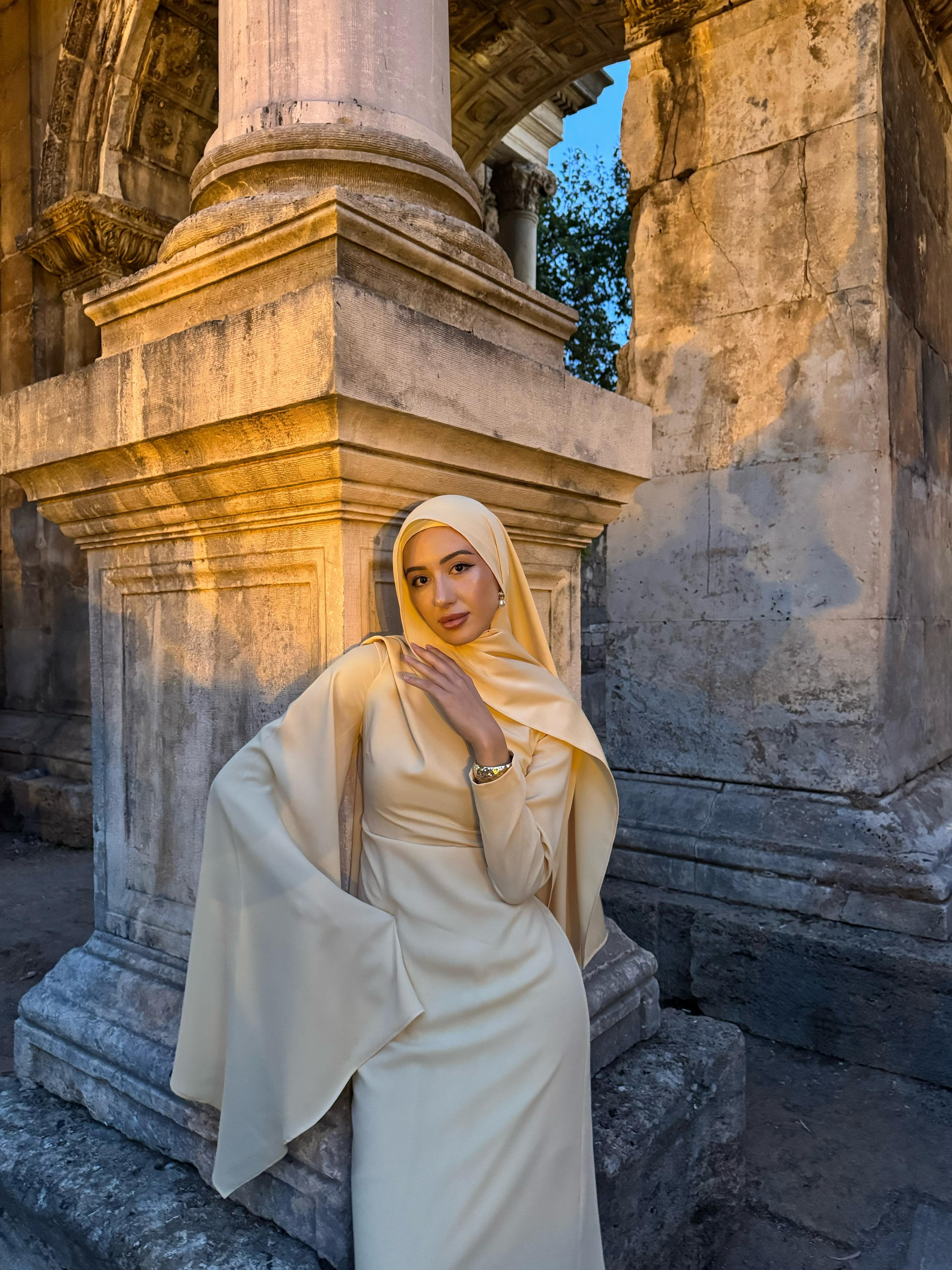 Elena Sarı