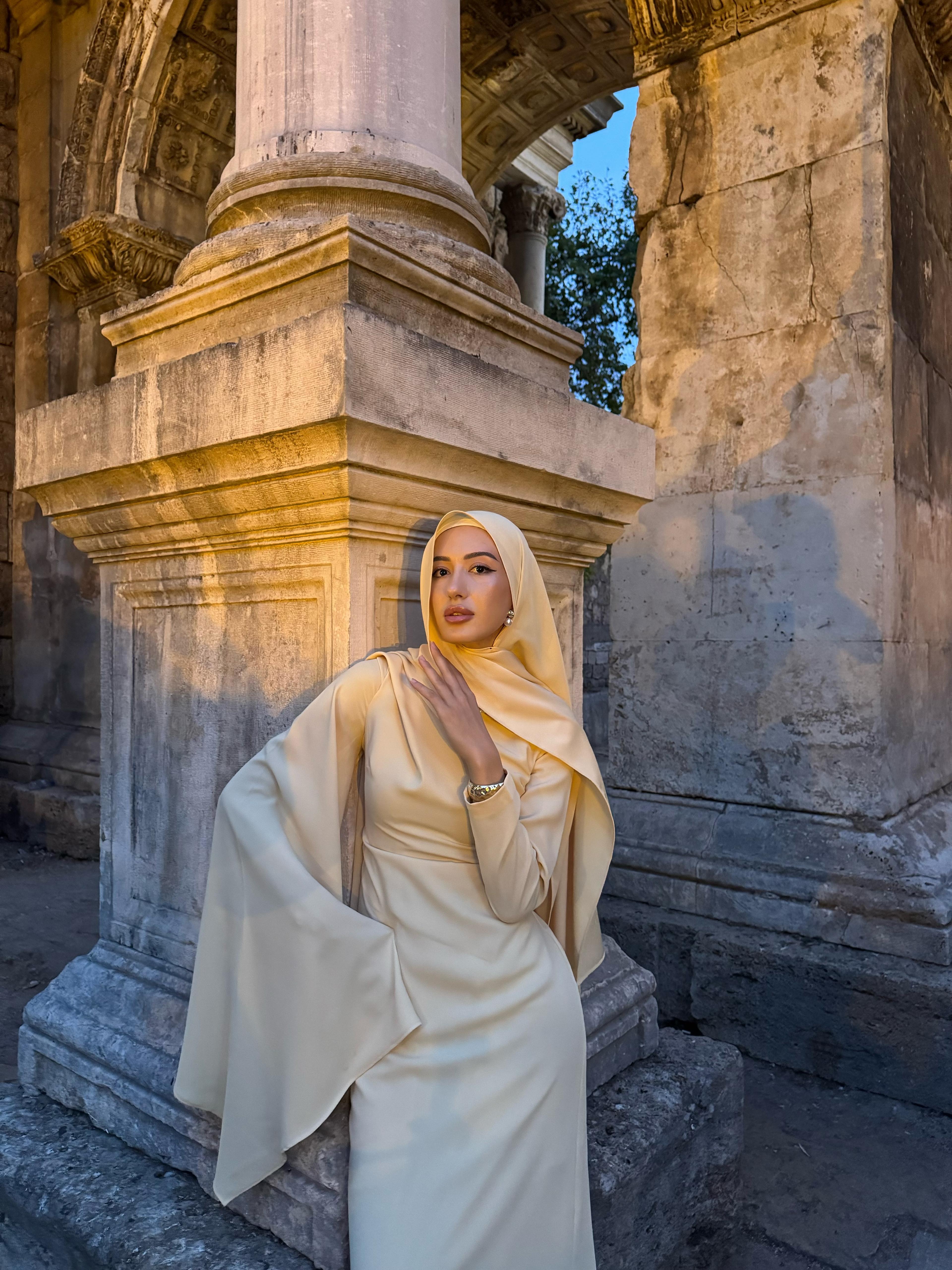 Elena Sarı