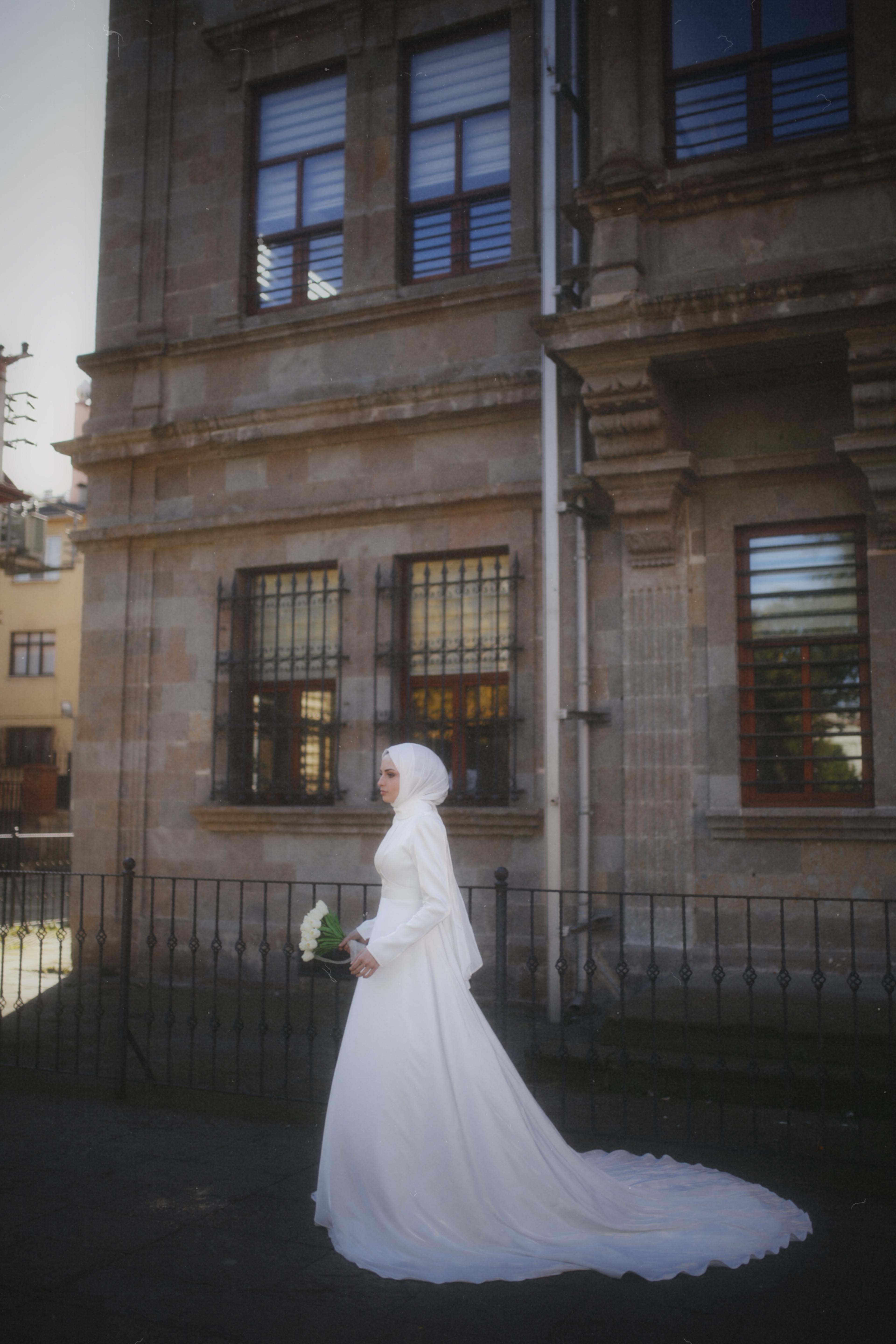 Kiralık - Sarah Beyaz