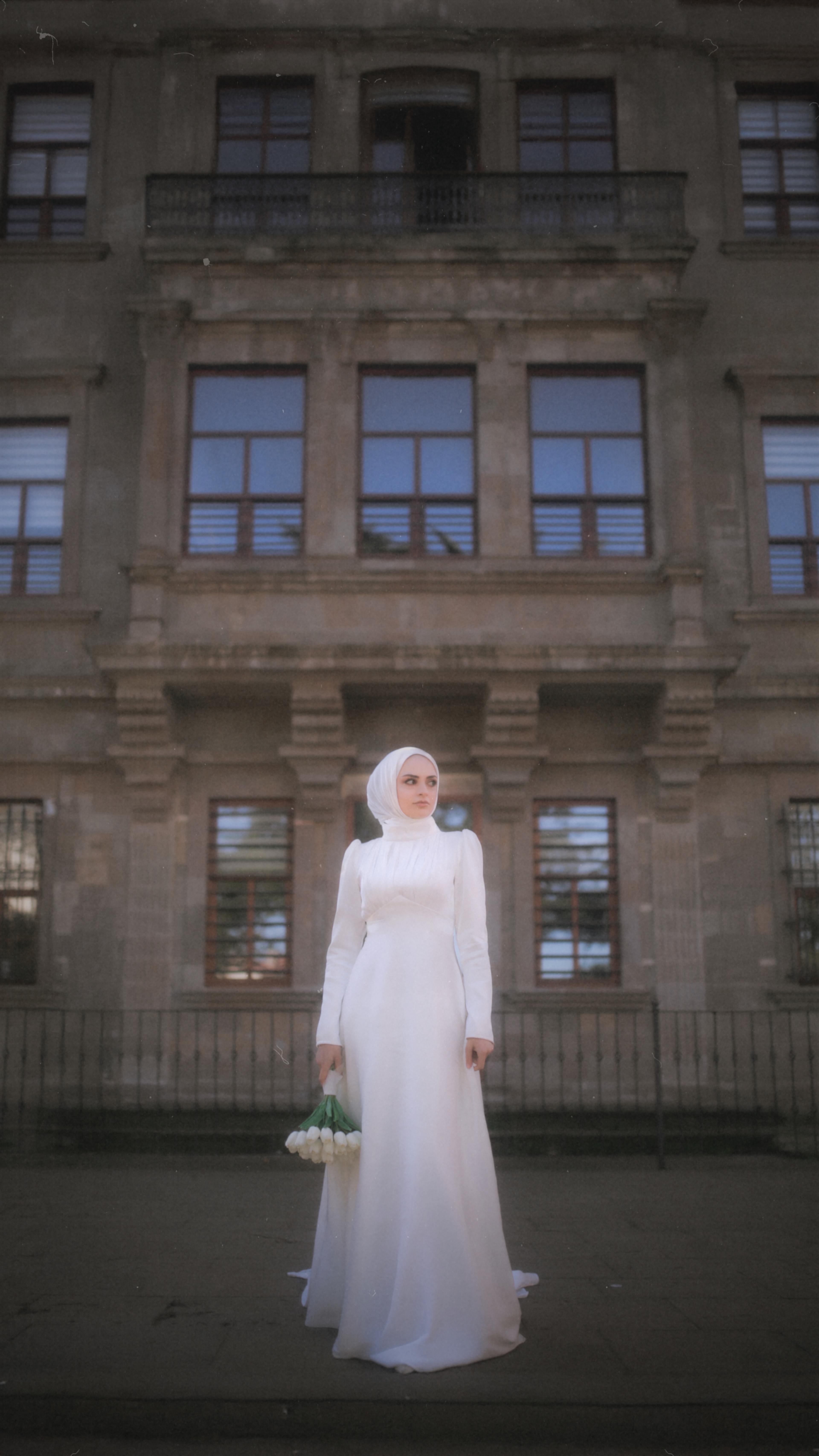 Kiralık - Sarah Beyaz