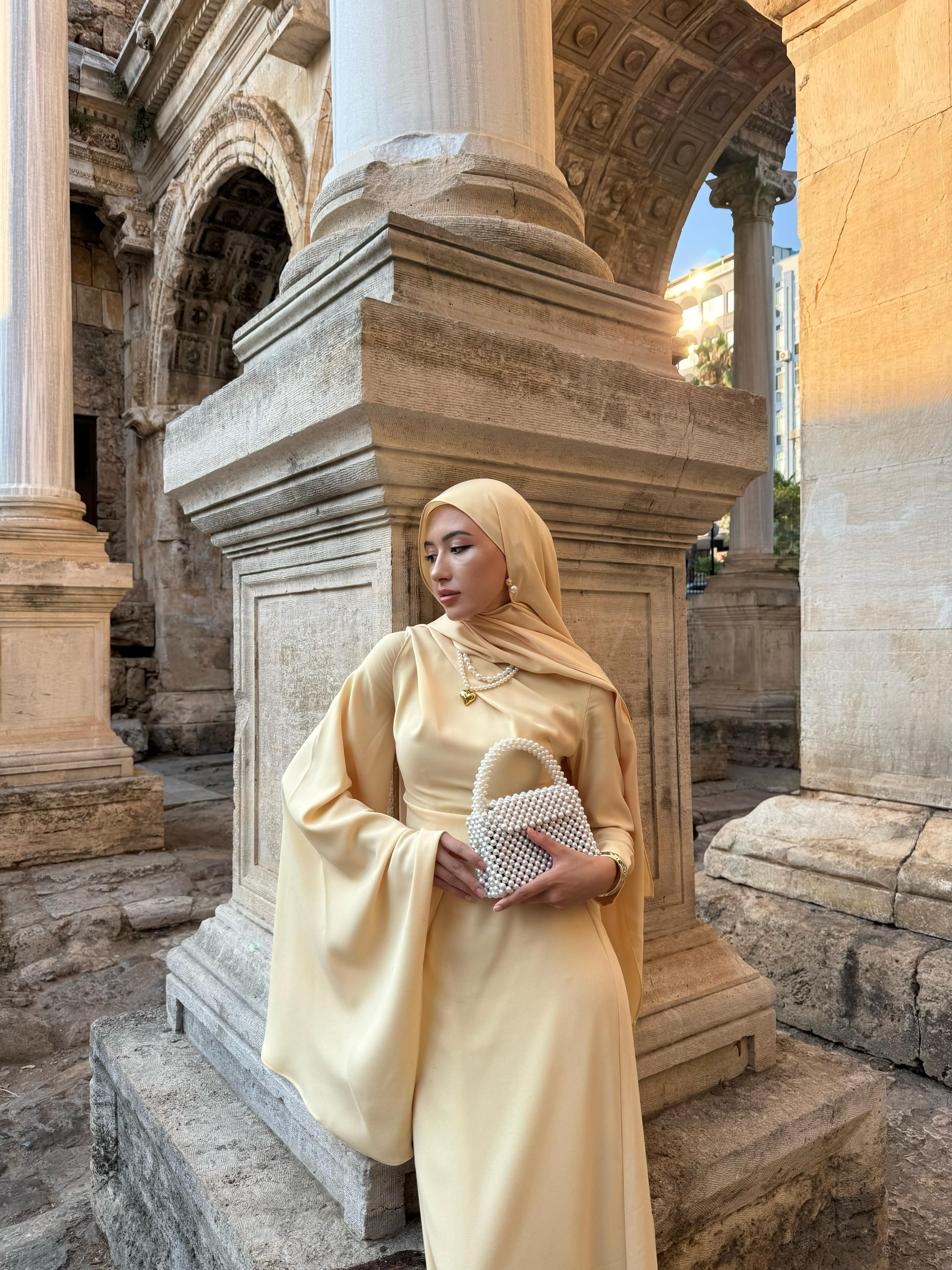 Elena Sarı