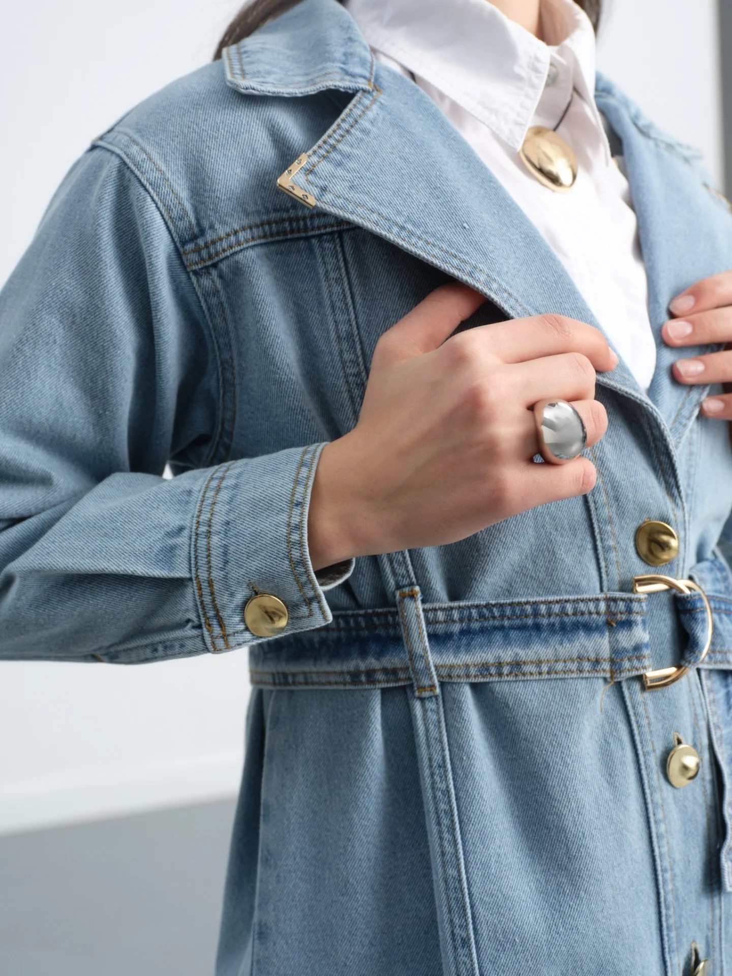 Gold Düğmeli Yaka Gold Taş Detaylı Kuşaklı Denim Kot Trençkot