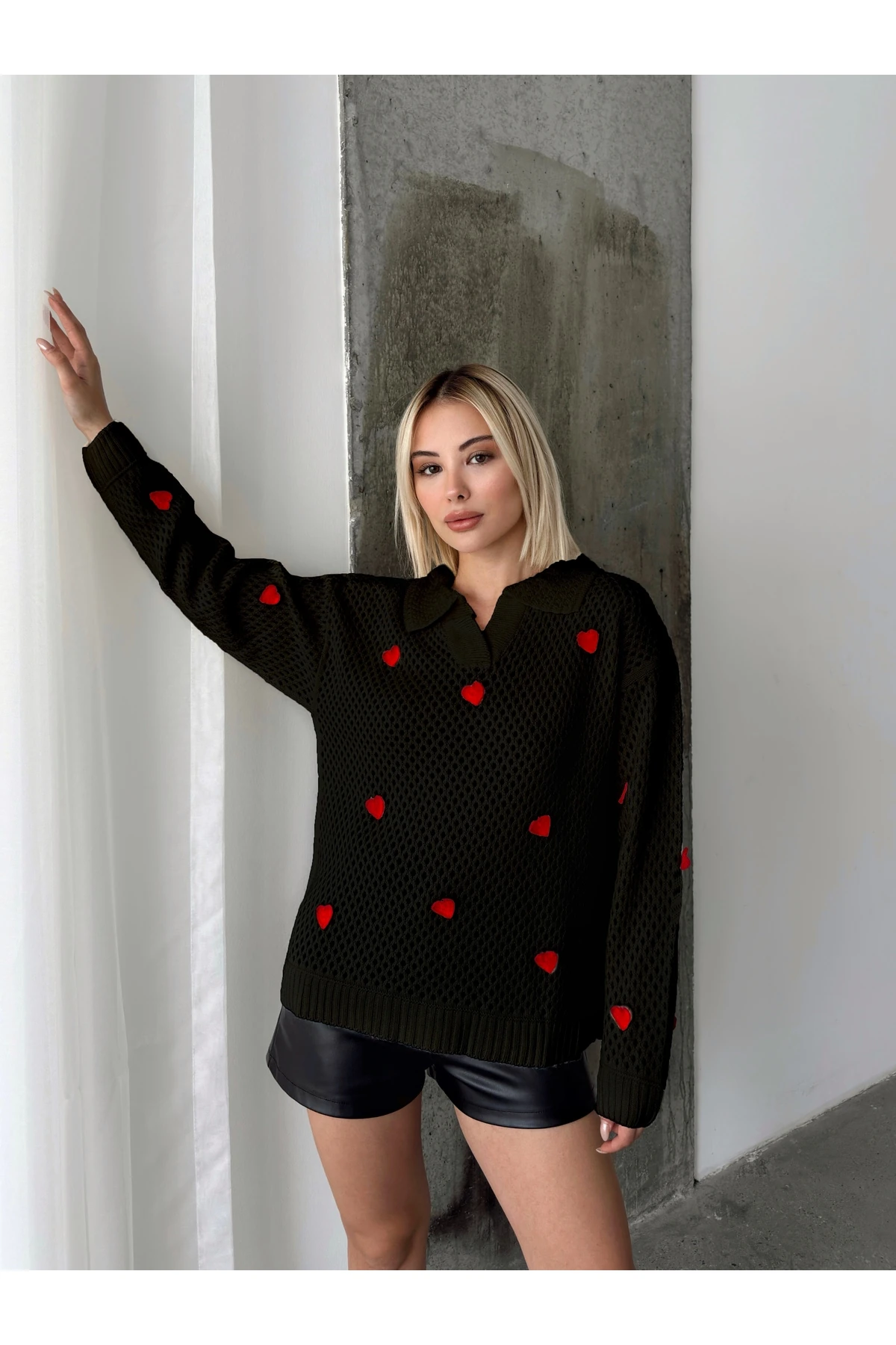 Kalp Detaylı Delikli Gömlek Yaka Kadın Triko Kazak