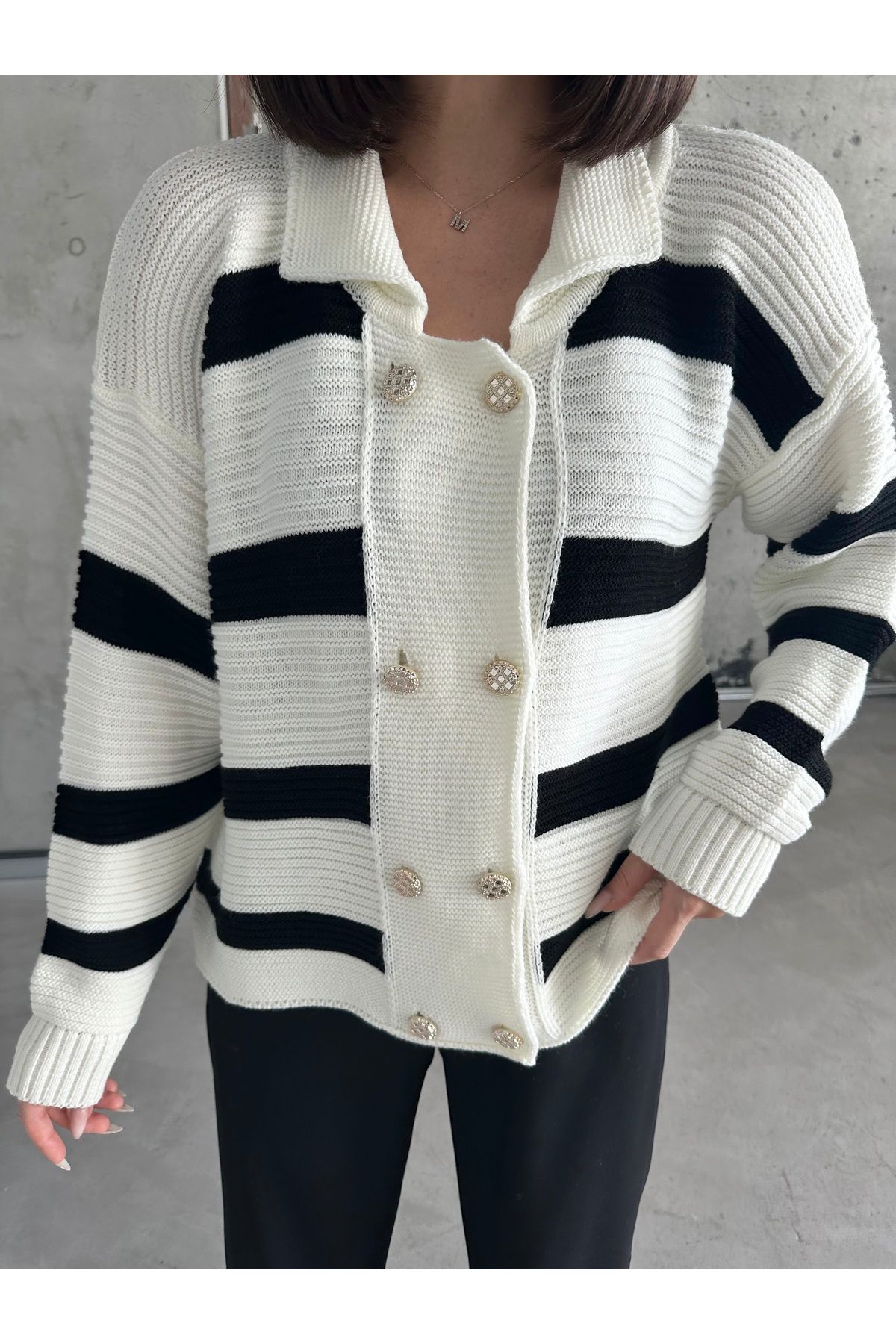 Kadın Siyah Beyaz Çizgili Sekiz Düğme Triko Hırka