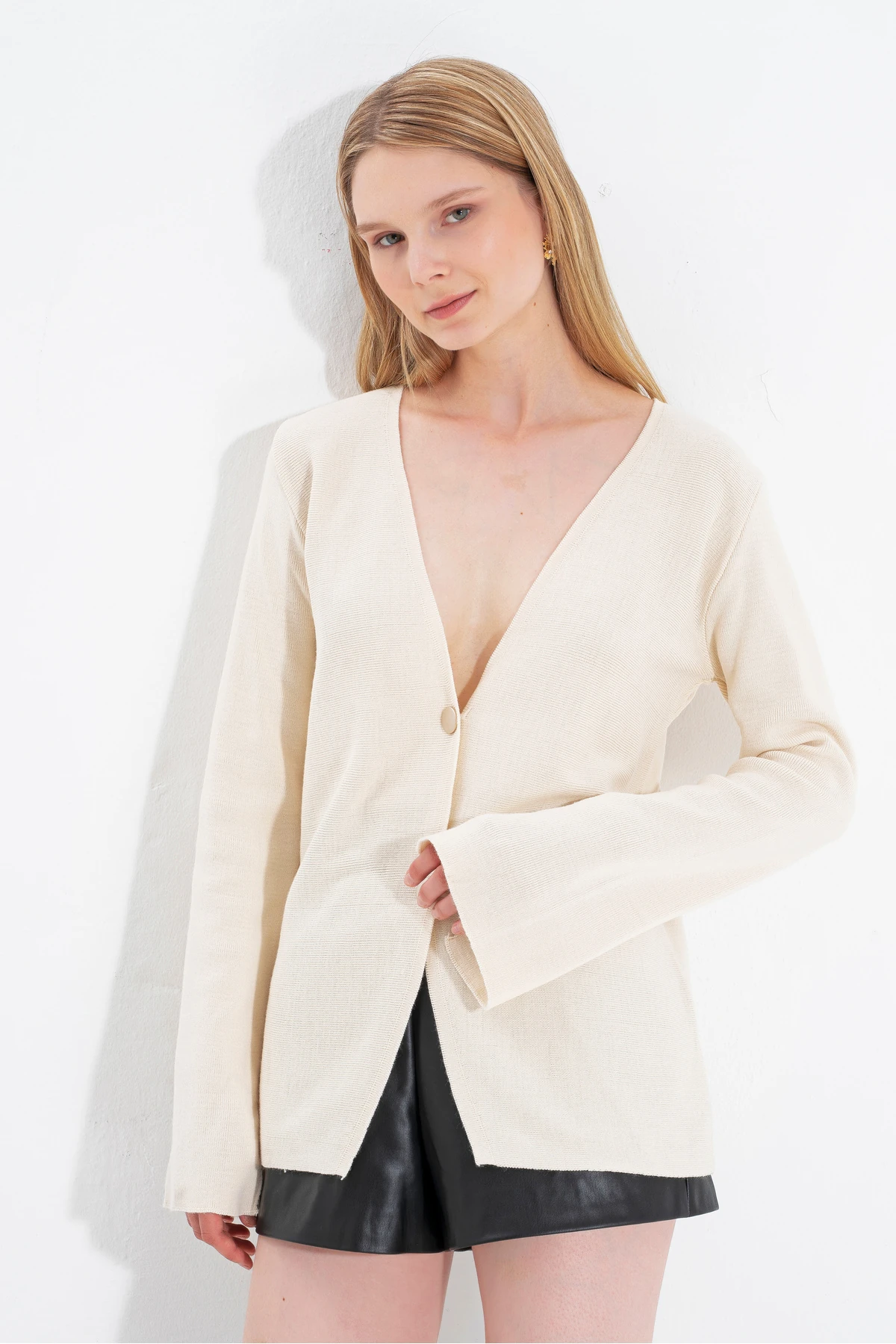 Kadın Antrasit 2 Düğmeli V Yaka Kolu Yırtmaçlı Salaş Triko Hırka