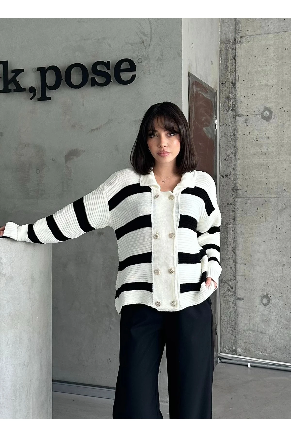 Kadın Siyah Beyaz Çizgili Sekiz Düğme Triko Hırka