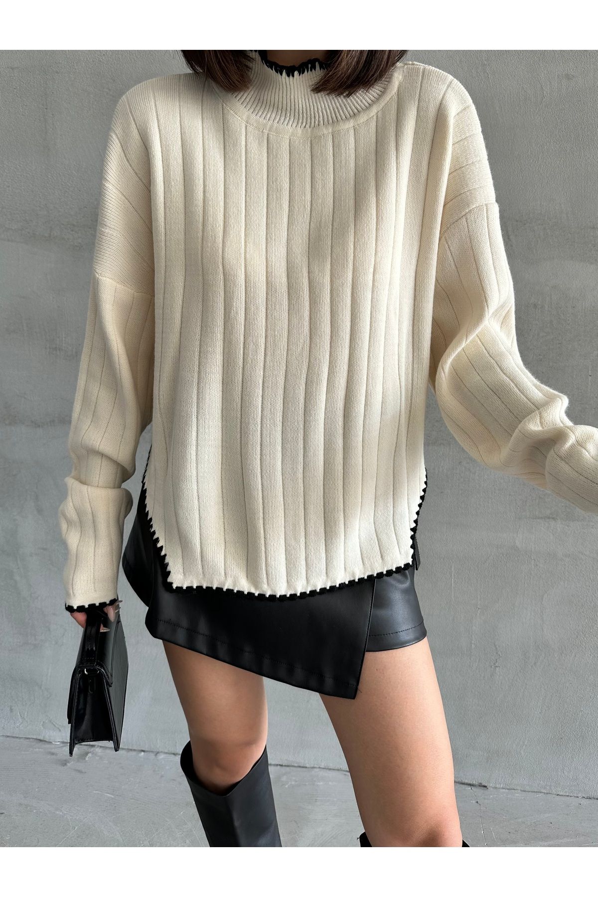 Kadın Kenarları İşlemeli Yırtmaçlı Oversize Triko Kazak