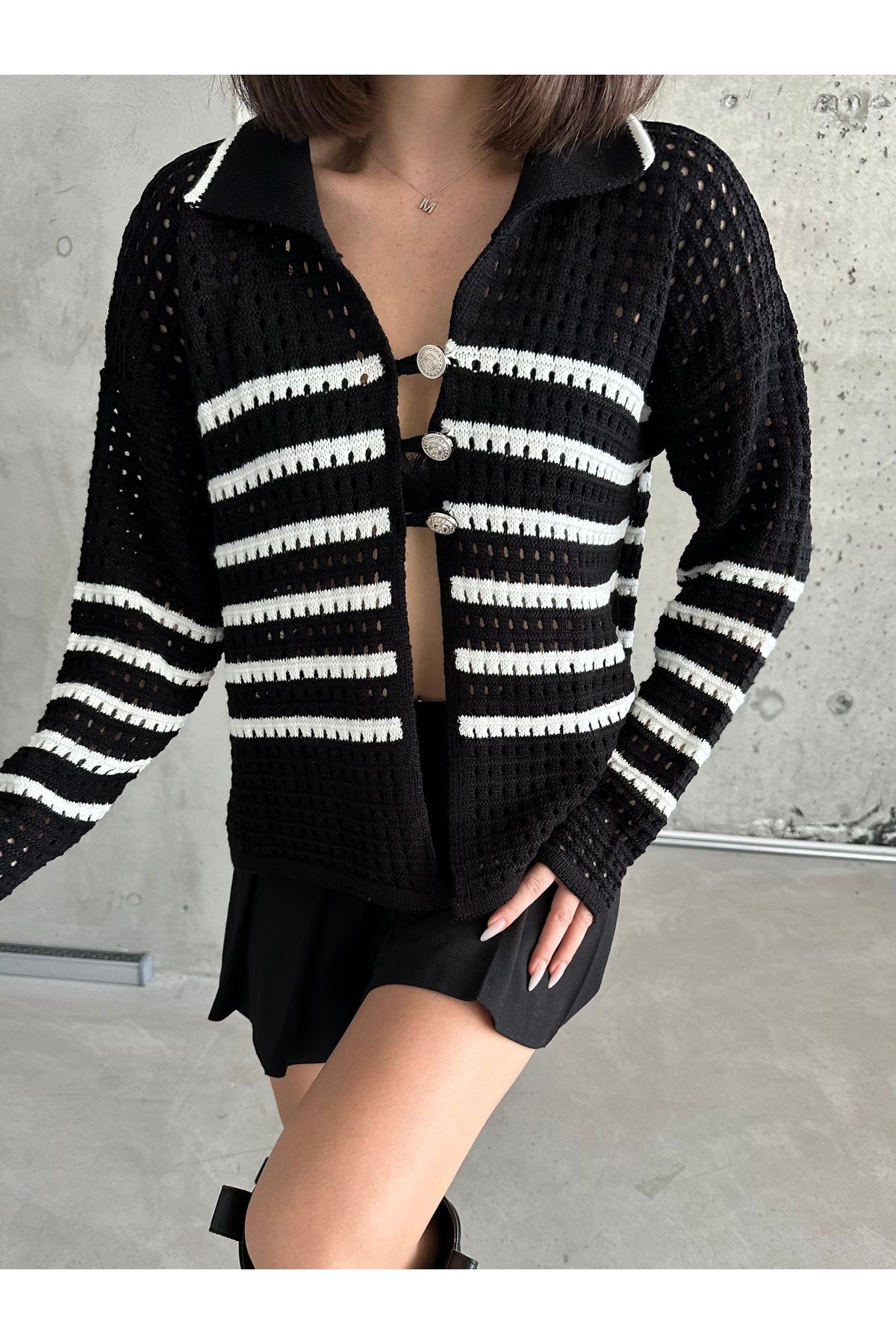 Kadın Siyah Beyaz Üç Düğmeli Tarz Triko Hırka