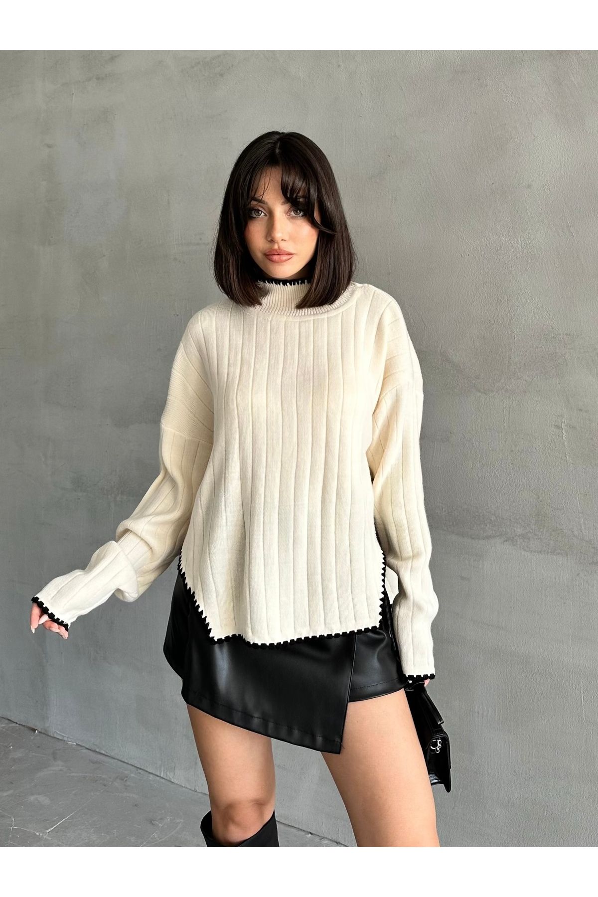 Kadın Kenarları İşlemeli Yırtmaçlı Oversize Triko Kazak