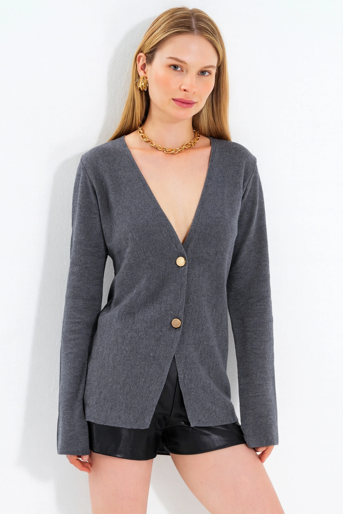 Kadın Antrasit 2 Düğmeli V Yaka Kolu Yırtmaçlı Salaş Triko Hırka