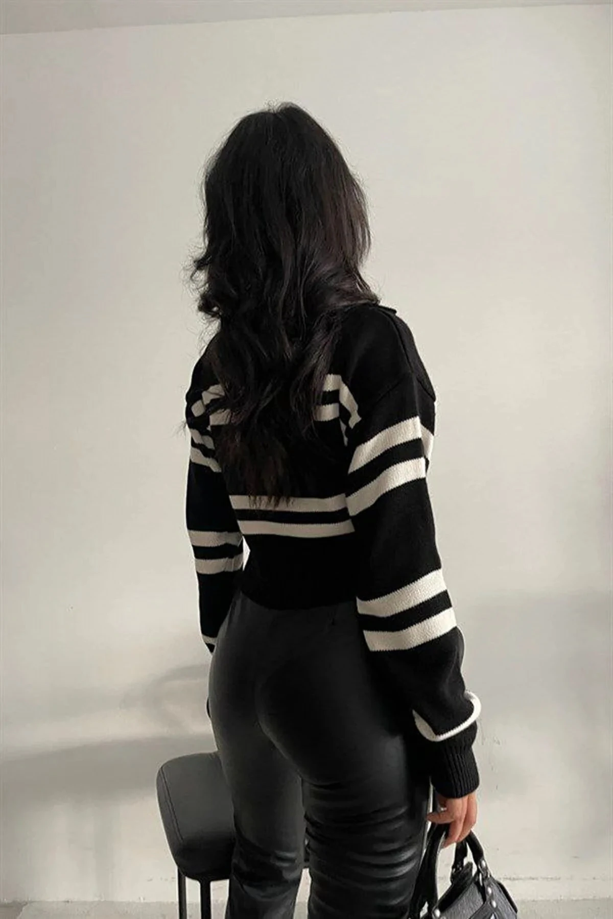 Kadın Siyah Beyaz Çizgili Triko Kazak
