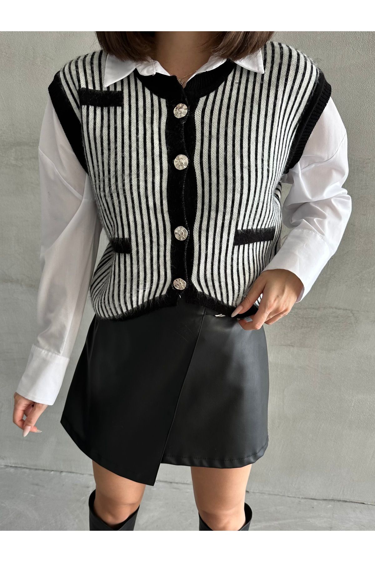 Kadın Çizgili Tarz Yumoş Düğmeli Triko Süveter
