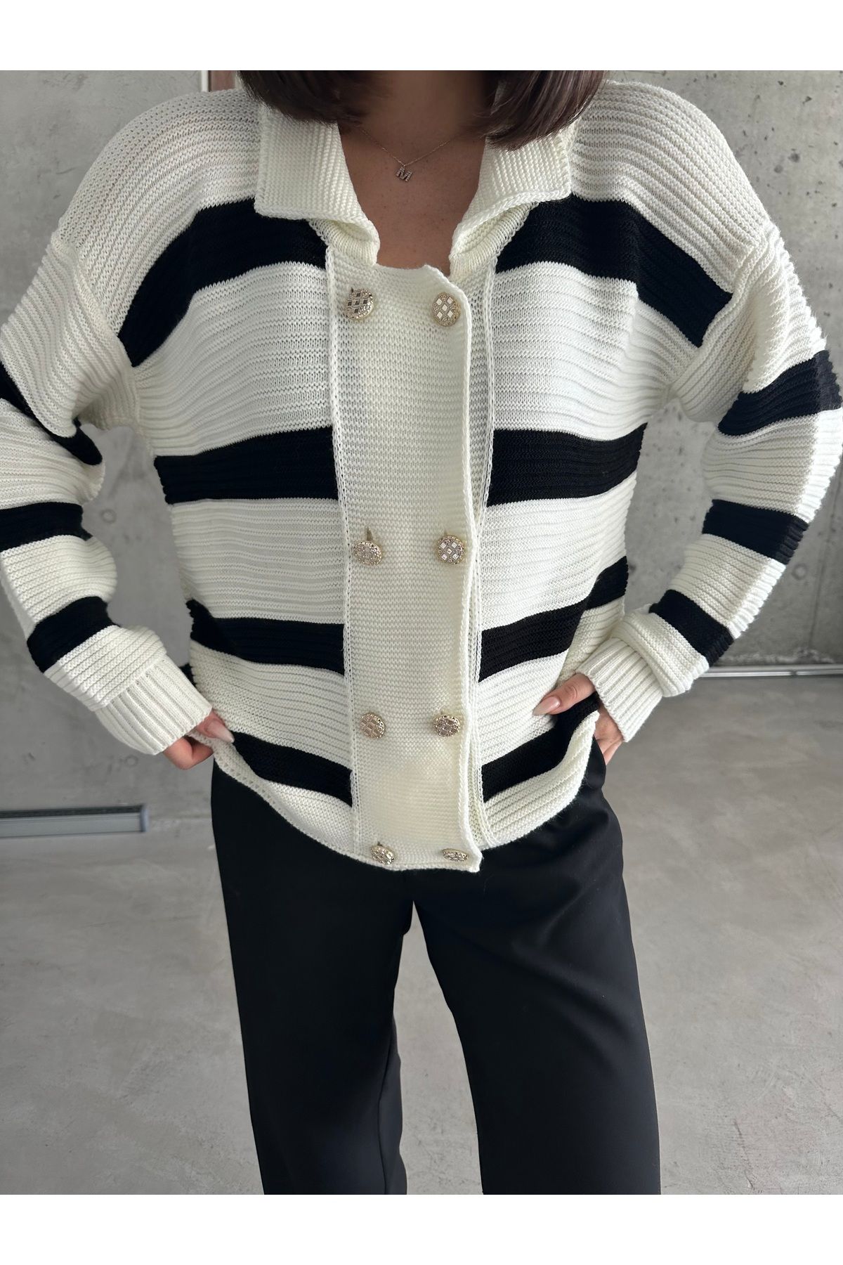 Kadın Siyah Beyaz Çizgili Sekiz Düğme Triko Hırka