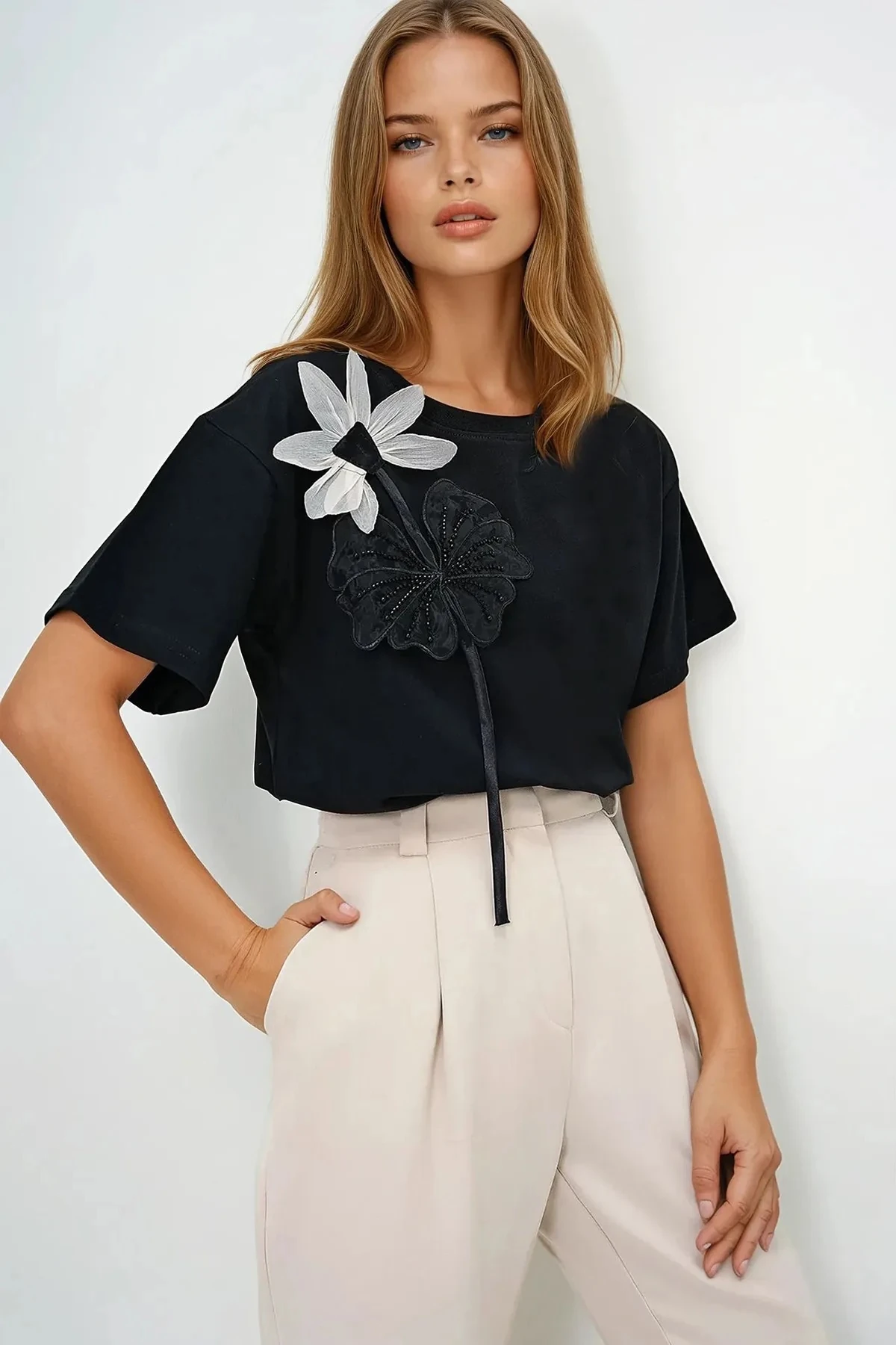 Kadın Çiçek Aksesuar Detaylı T-shirt