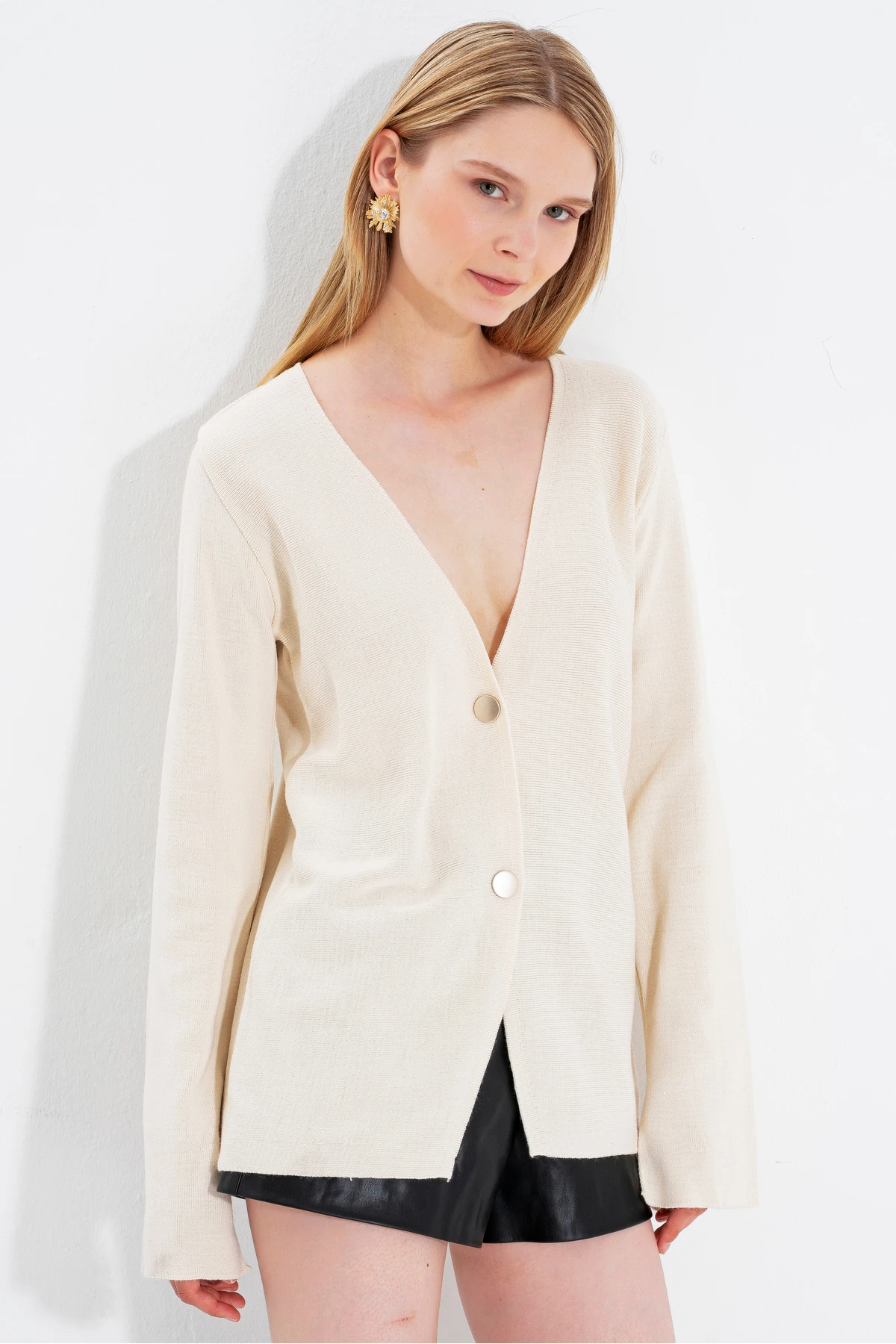 Kadın Antrasit 2 Düğmeli V Yaka Kolu Yırtmaçlı Salaş Triko Hırka