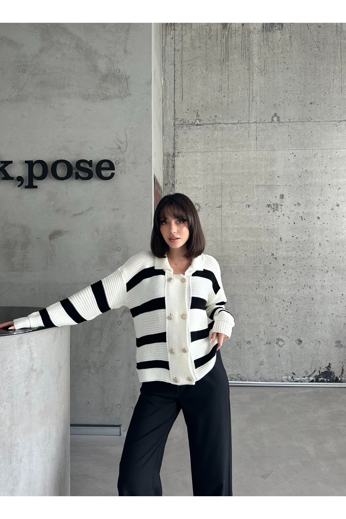 Kadın Siyah Beyaz Çizgili Sekiz Düğme Triko Hırka