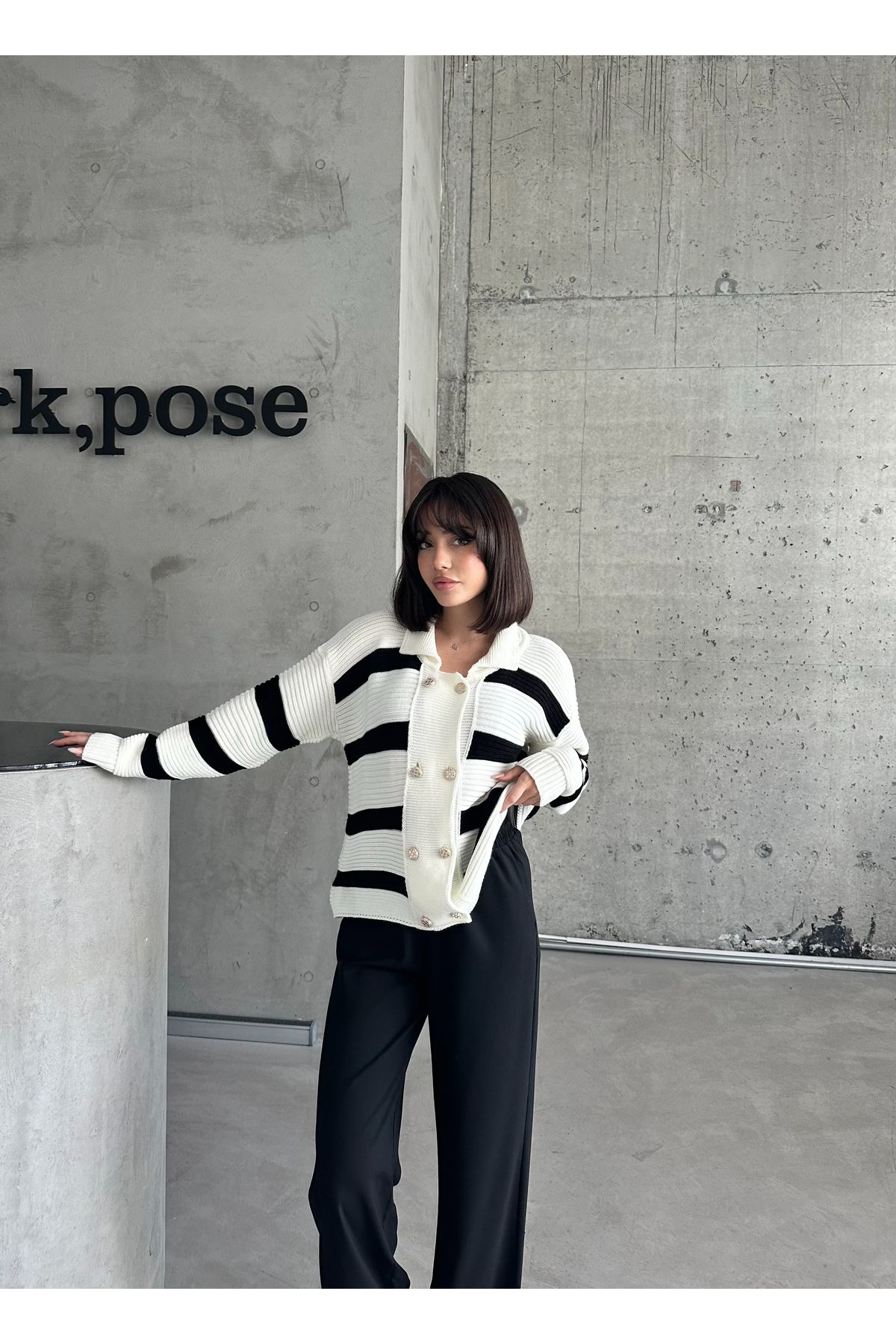 Kadın Siyah Beyaz Çizgili Sekiz Düğme Triko Hırka