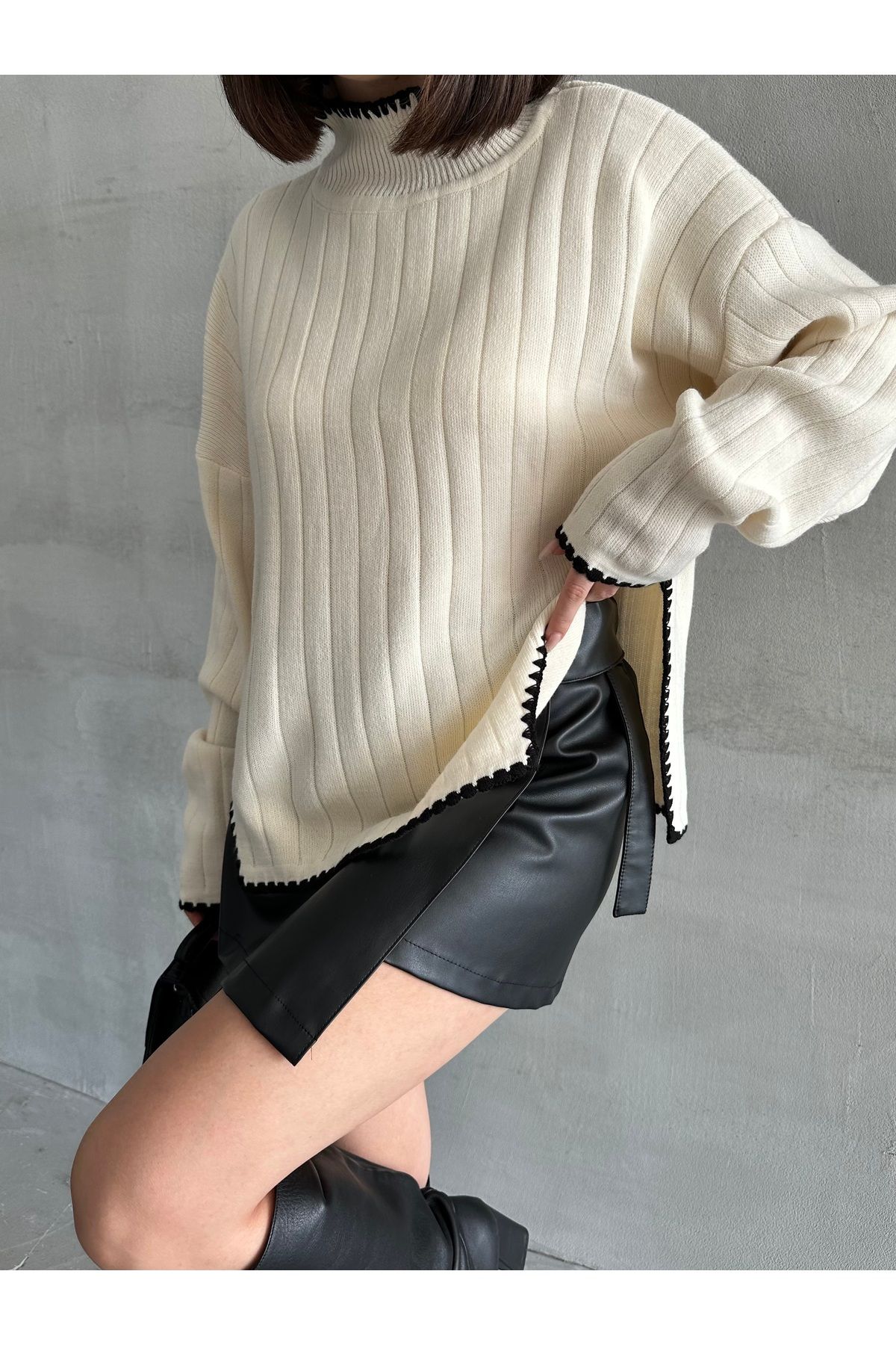 Kadın Kenarları İşlemeli Yırtmaçlı Oversize Triko Kazak