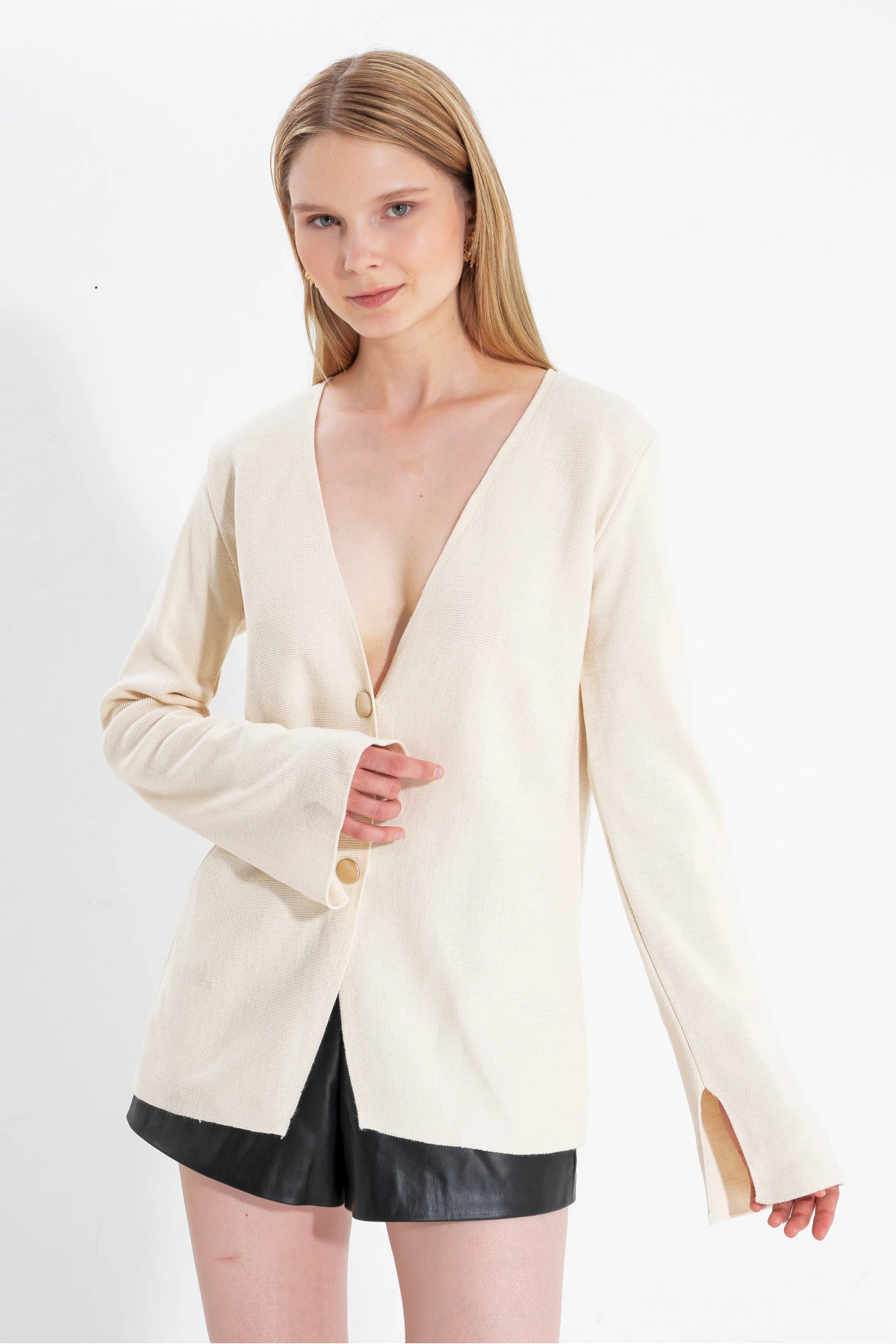 Kadın Antrasit 2 Düğmeli V Yaka Kolu Yırtmaçlı Salaş Triko Hırka