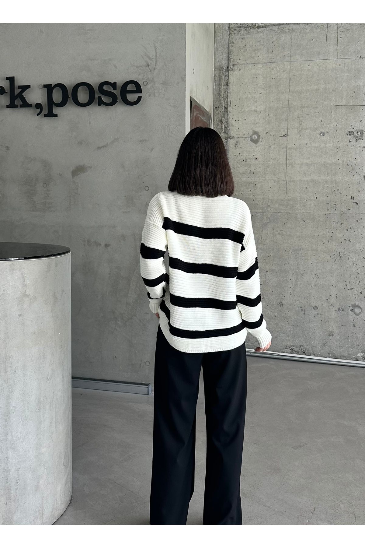 Kadın Siyah Beyaz Çizgili Sekiz Düğme Triko Hırka