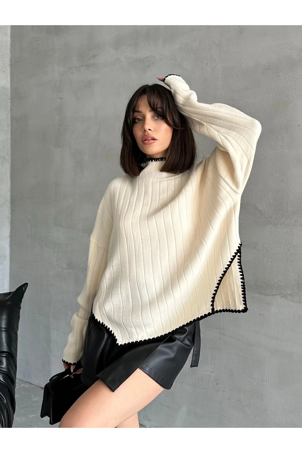 Kadın Kenarları İşlemeli Yırtmaçlı Oversize Triko Kazak