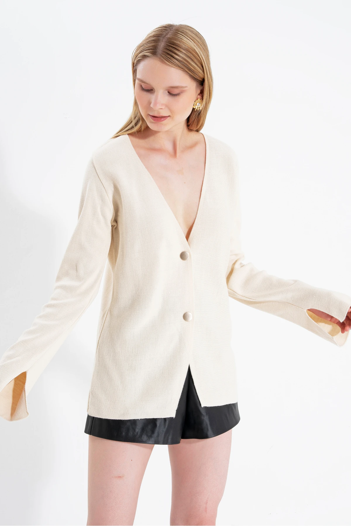 Kadın Antrasit 2 Düğmeli V Yaka Kolu Yırtmaçlı Salaş Triko Hırka