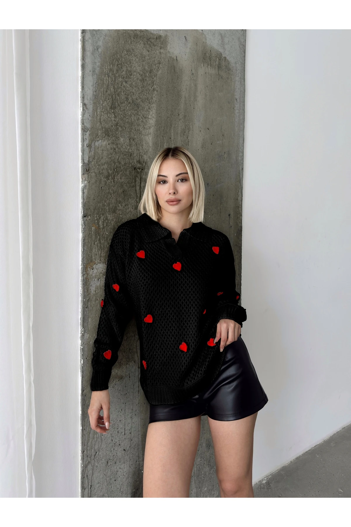 Kalp Detaylı Delikli Gömlek Yaka Kadın Triko Kazak