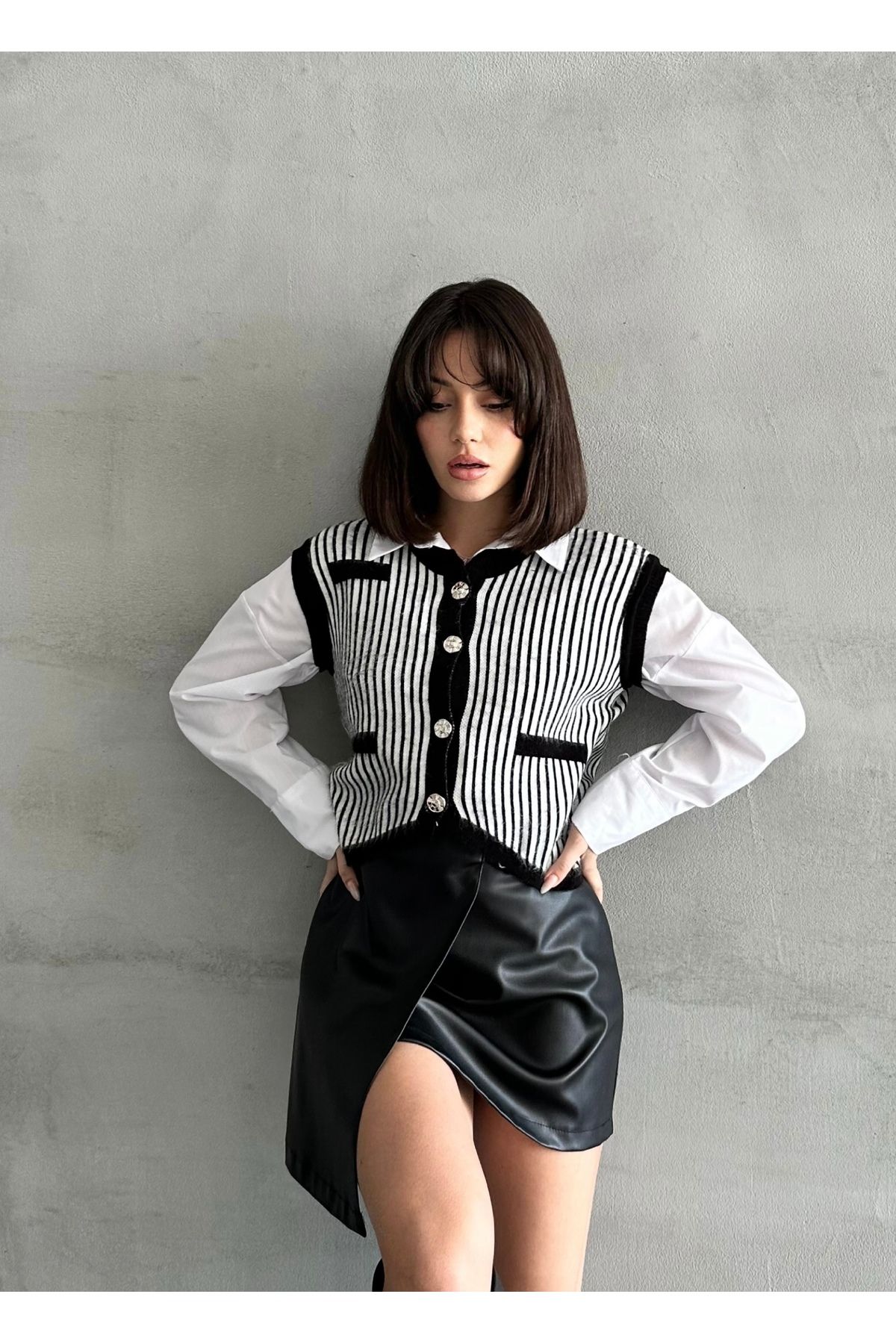 Kadın Çizgili Tarz Yumoş Düğmeli Triko Süveter