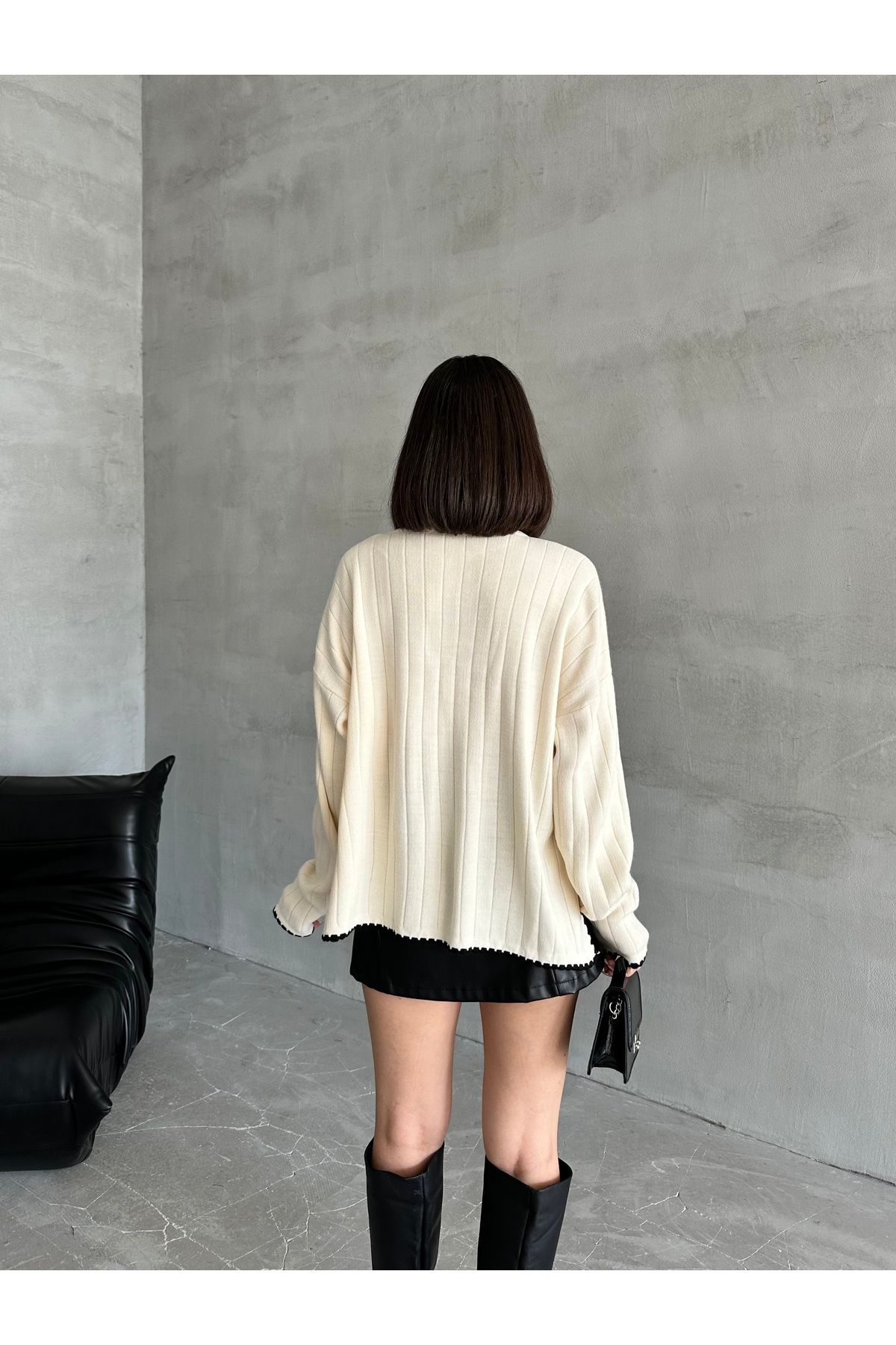 Kadın Kenarları İşlemeli Yırtmaçlı Oversize Triko Kazak