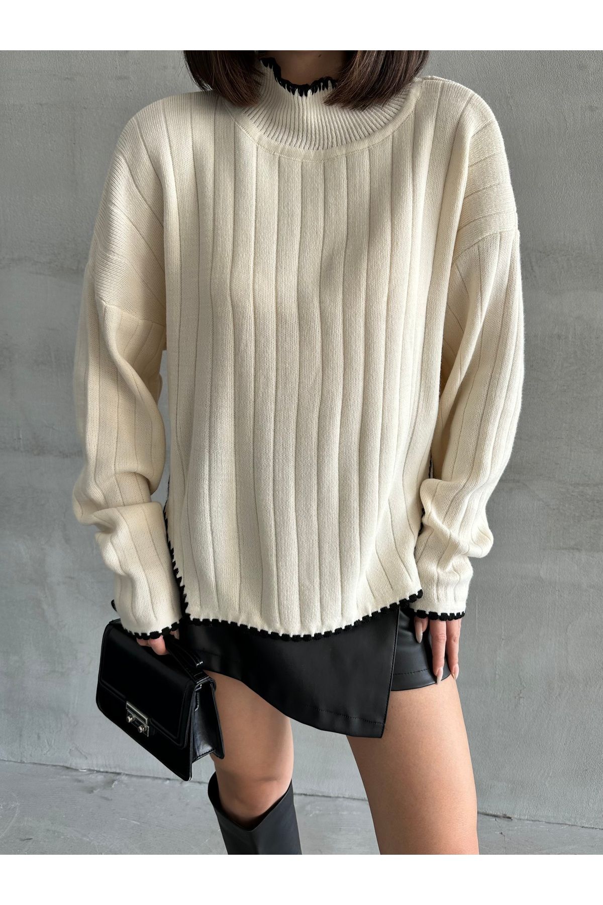 Kadın Kenarları İşlemeli Yırtmaçlı Oversize Triko Kazak