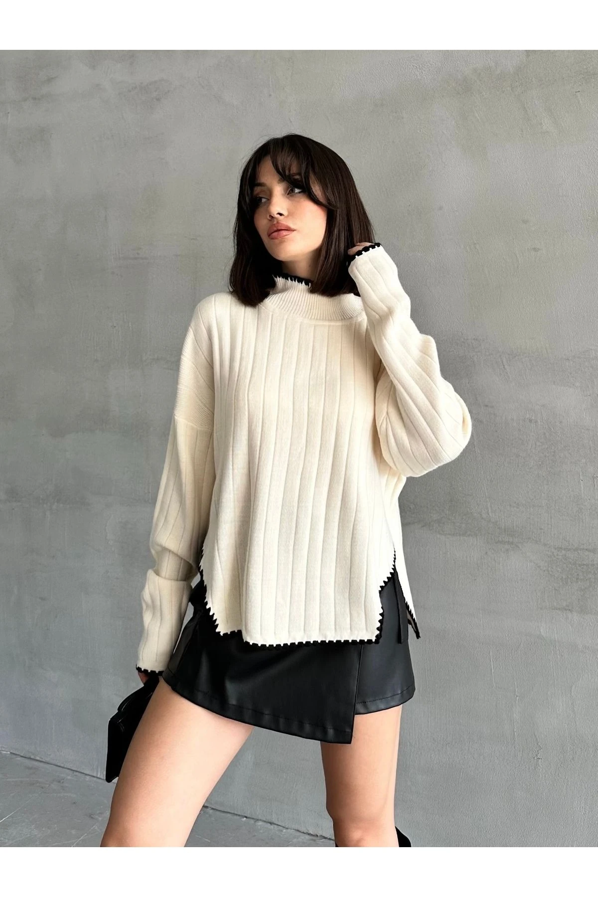 Kadın Kenarları İşlemeli Yırtmaçlı Oversize Triko Kazak