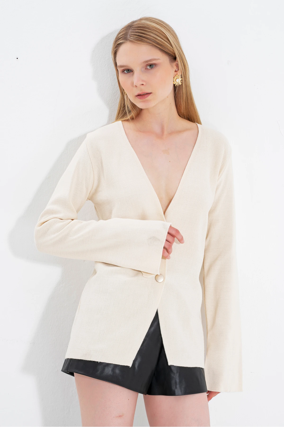 Kadın Antrasit 2 Düğmeli V Yaka Kolu Yırtmaçlı Salaş Triko Hırka