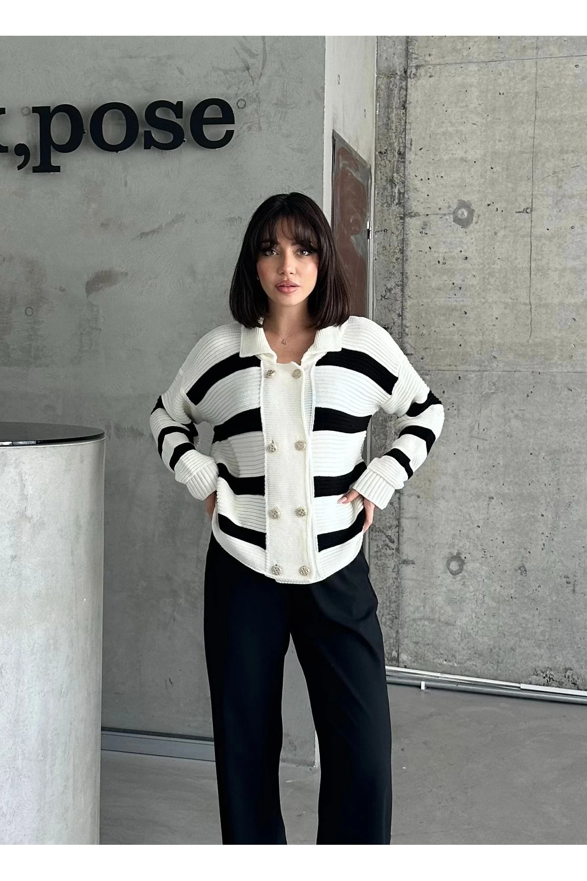 Kadın Siyah Beyaz Çizgili Sekiz Düğme Triko Hırka