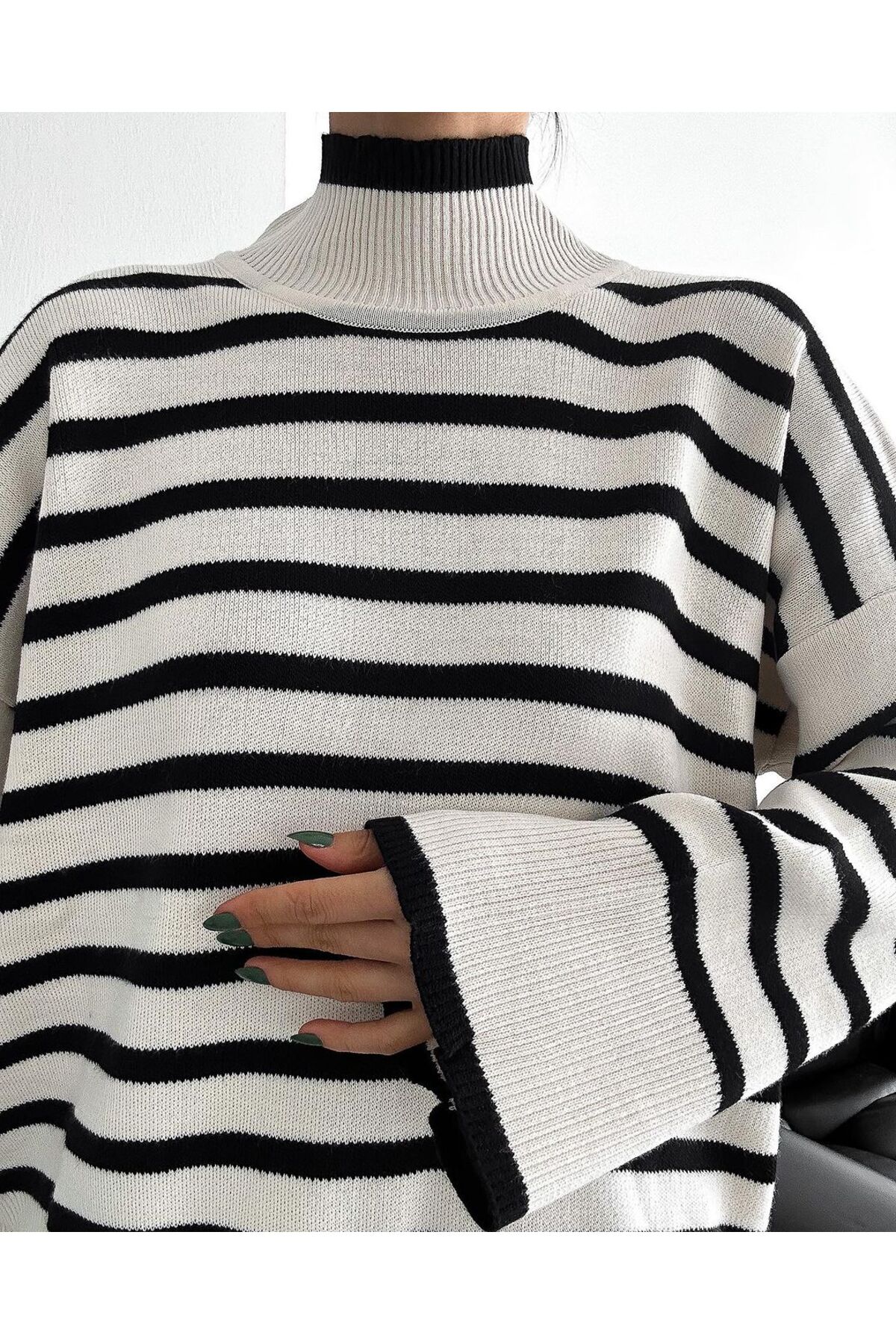 Kadın Çizgili Oversize Yarım Balıkçı Yaka triko Kazak