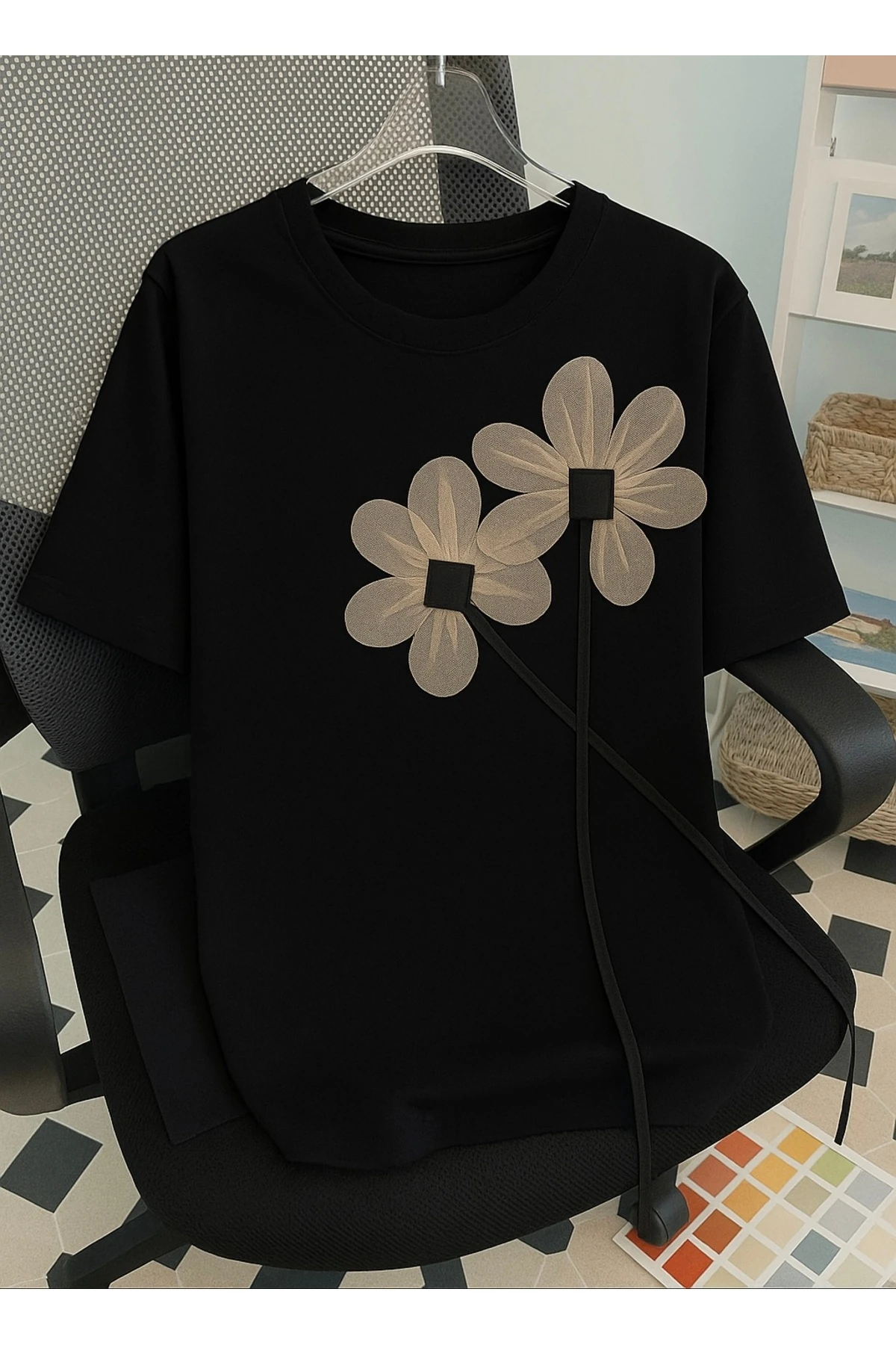 Kadın Çiçek Aksesuarlı Oversize Kalıp Basic T-shirt