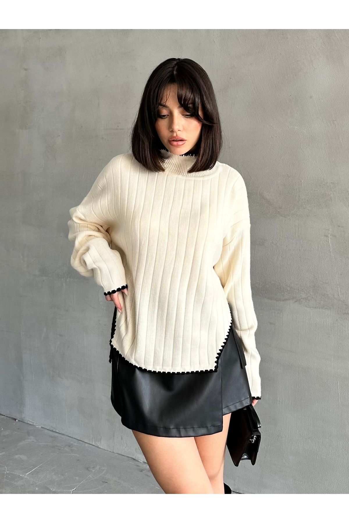 Kadın Kenarları İşlemeli Yırtmaçlı Oversize Triko Kazak