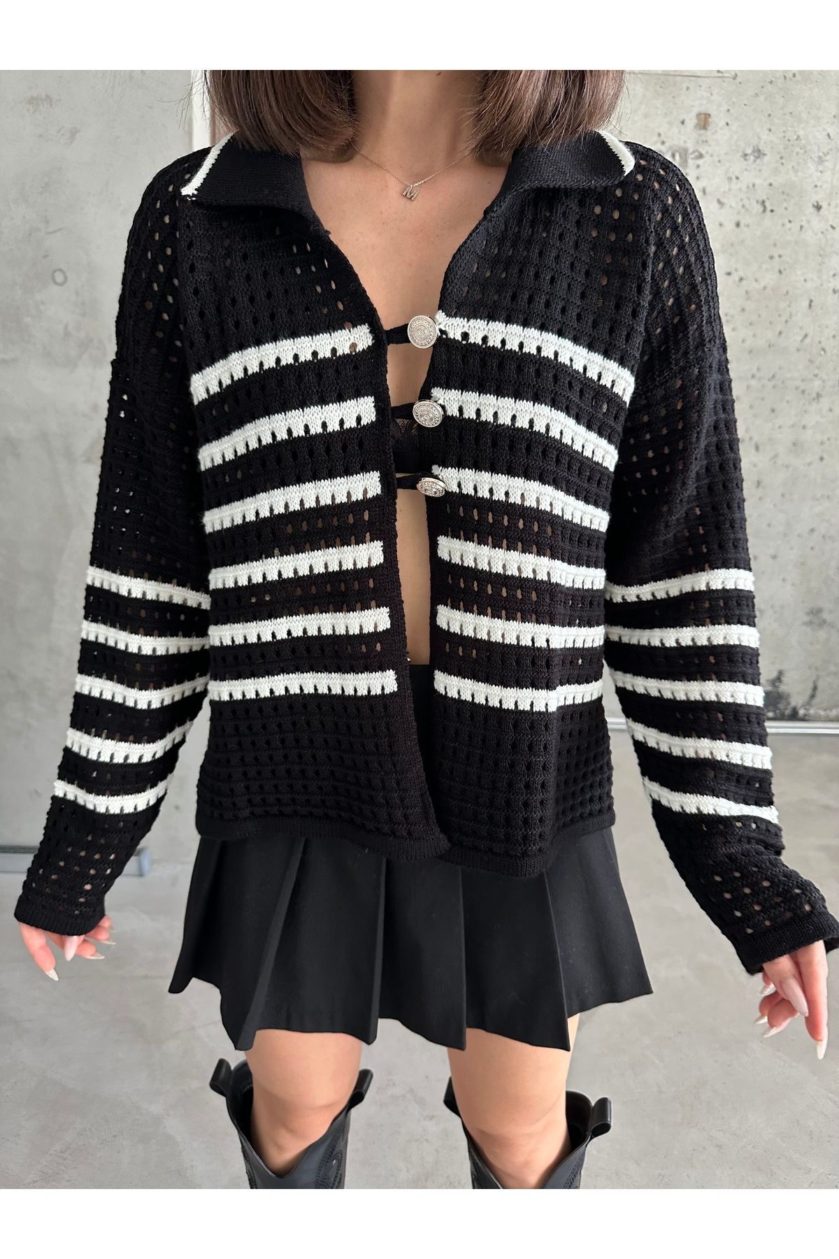 Kadın Siyah Beyaz Üç Düğmeli Tarz Triko Hırka