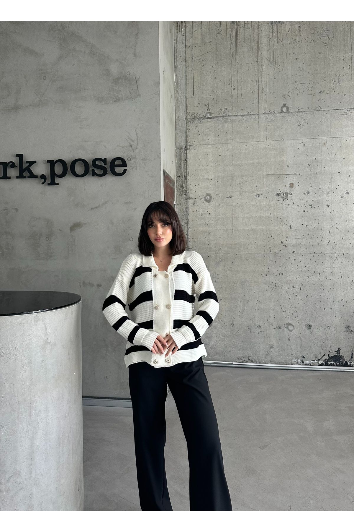 Kadın Siyah Beyaz Çizgili Sekiz Düğme Triko Hırka