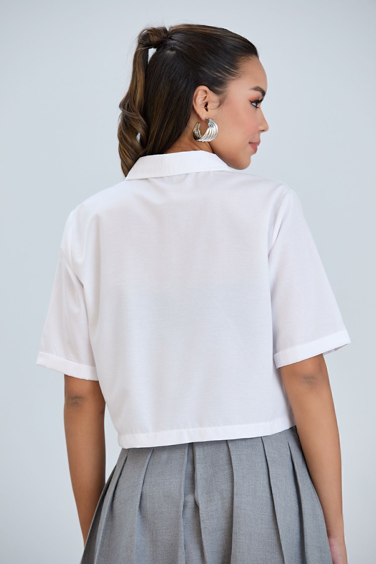 Kadın Beyaz Crop Terikoton Kumaş Düğmeli Kapaklı Gömlek - beyaz