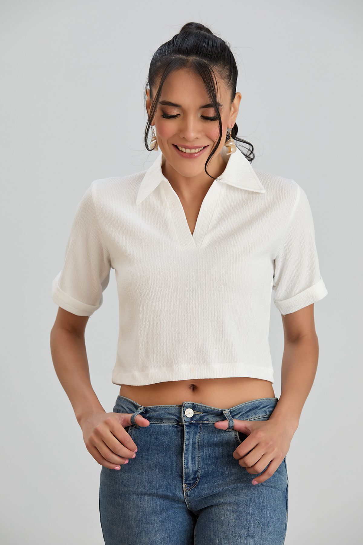 Kadın Beyaz Polo Yaka Bürümcük Kumaş Kısa Kollu Tişört - beyaz