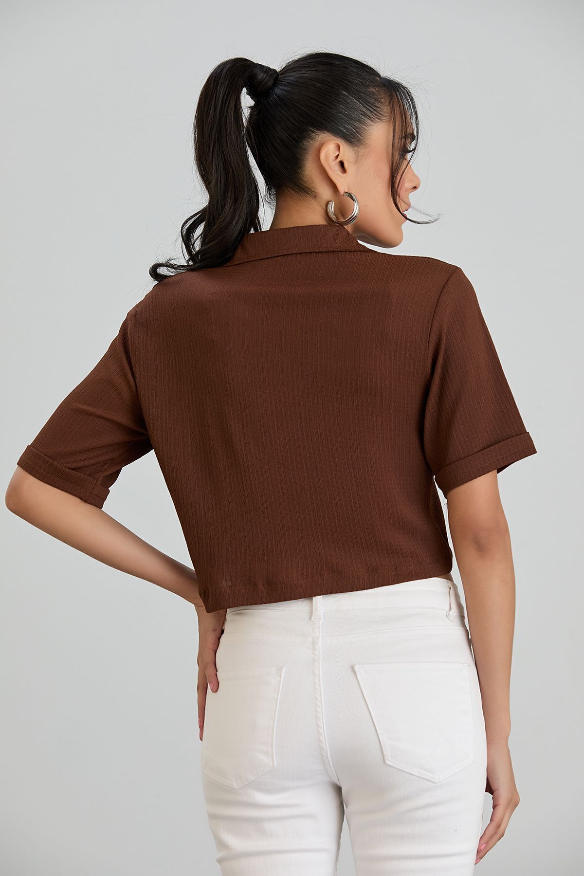 Kadın Beyaz Polo Yaka Bürümcük Kumaş Kısa Kollu Tişört - kahve
