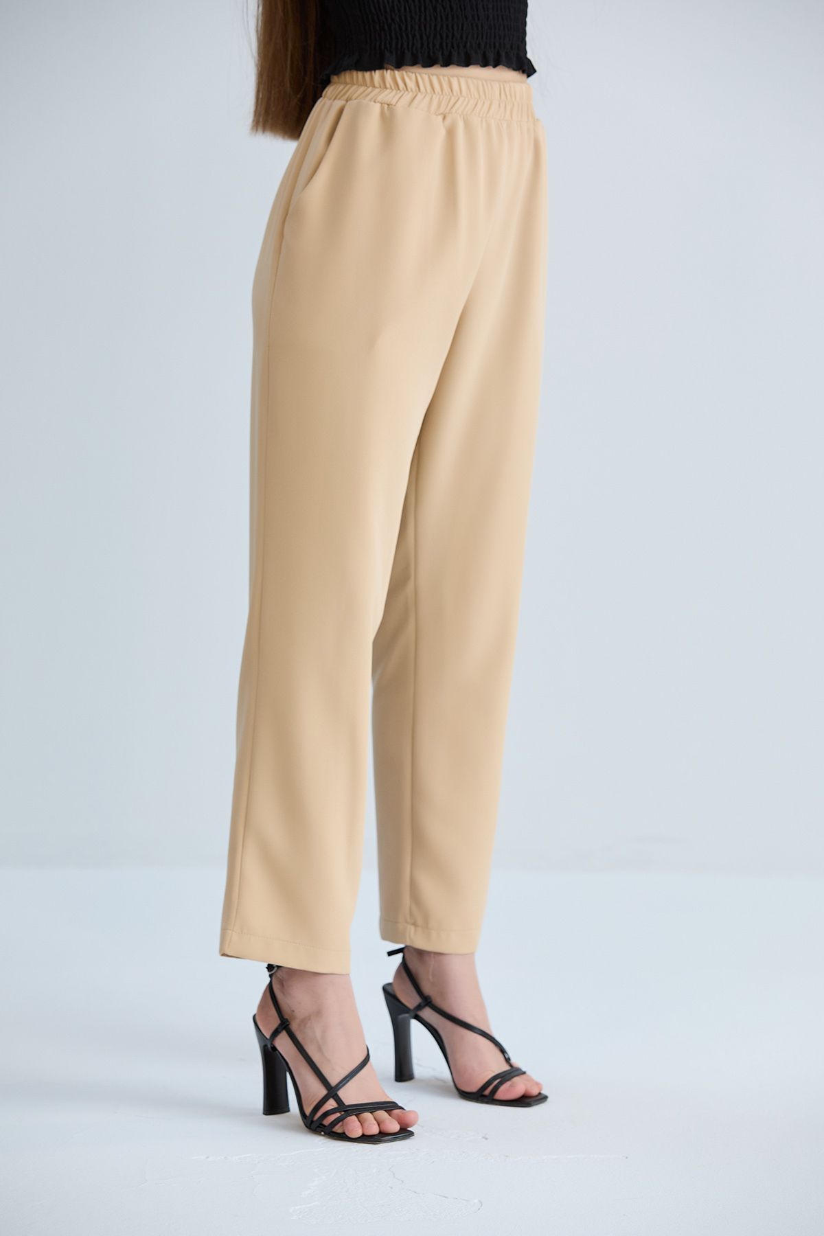 Kadın Krem Cepli Beli Lastikli Kumaş Pantolon - krem