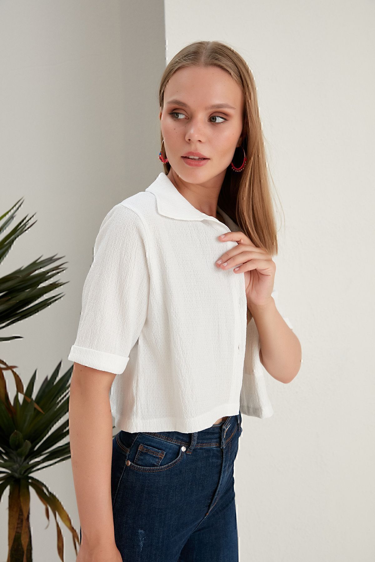 Kadın Beyaz Crop Bürümcük Kumaş Düğmeli Cepli Gömlek