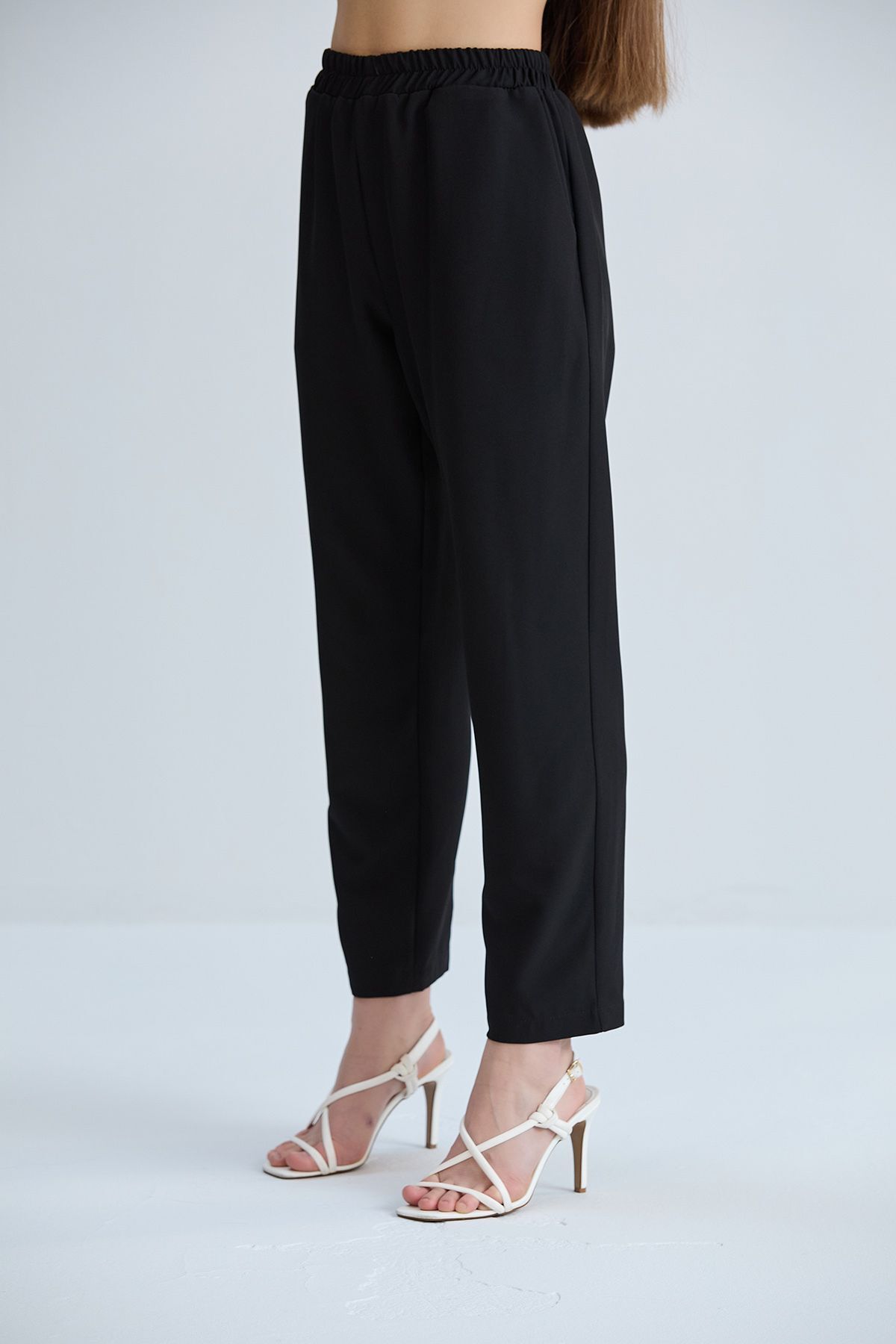 Kadın Beyaz Cepli Beli Lastikli Kumaş Pantolon